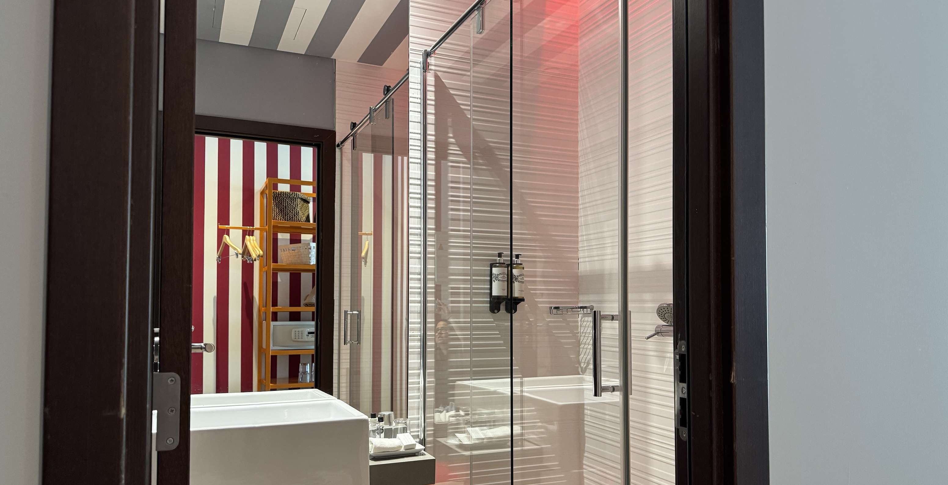 El Deluxe - Exclusivo Website del Pestana Alvor South Beach tiene baño con ducha y lavabo