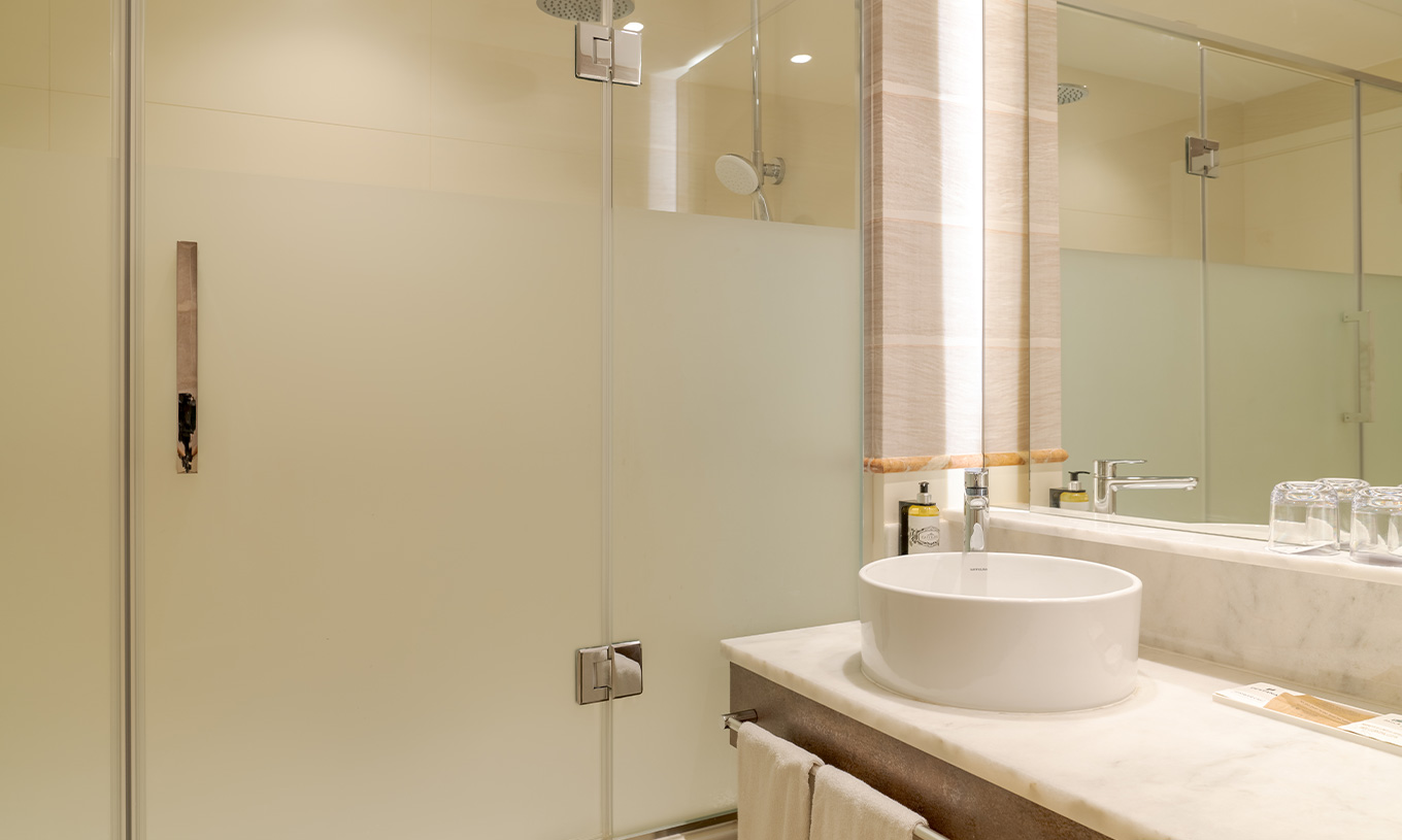 El Cuarto Familiar del Pestana Blue Alvor Beach tiene baño con lavabo, espejo, toallas y ducha
