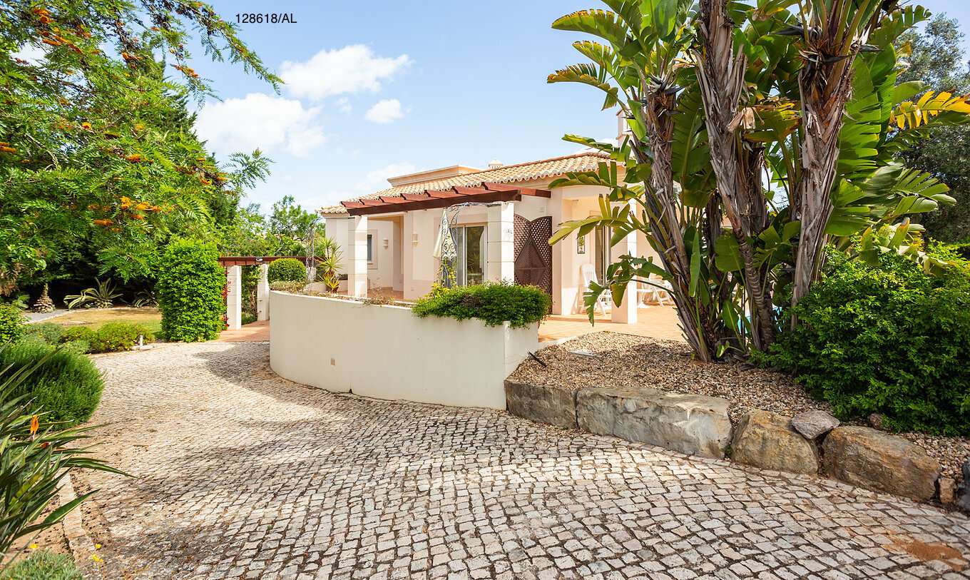 La villa Pestana Carvoeiro Golf V3 Superior tiene un patio exterior con césped y árboles alrededor