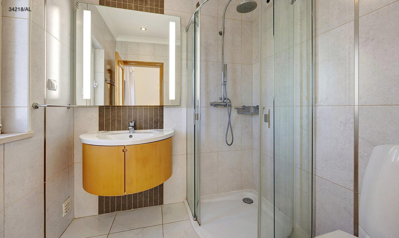 La villa Pestana Carvoeiro Golf V4 Estándar tiene un baño con lavabo, espejo y ducha