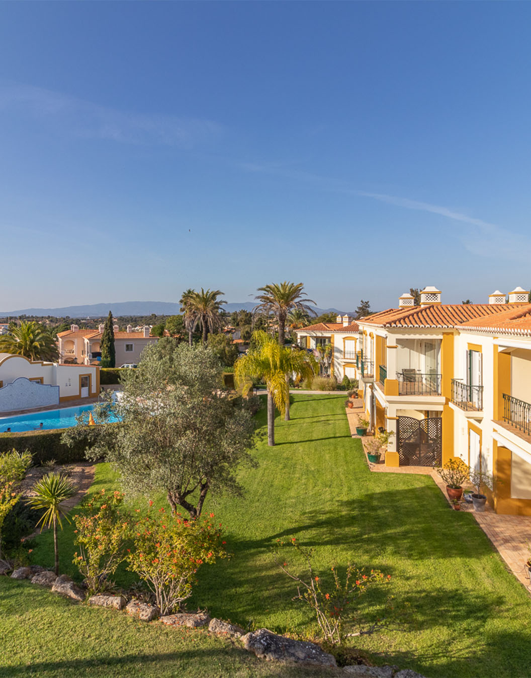 Vista exterior de Pestana Carvoeiro Golf AL, un hotel de 4 estrellas en el Algarve, con villas, apartamentos y piscina
