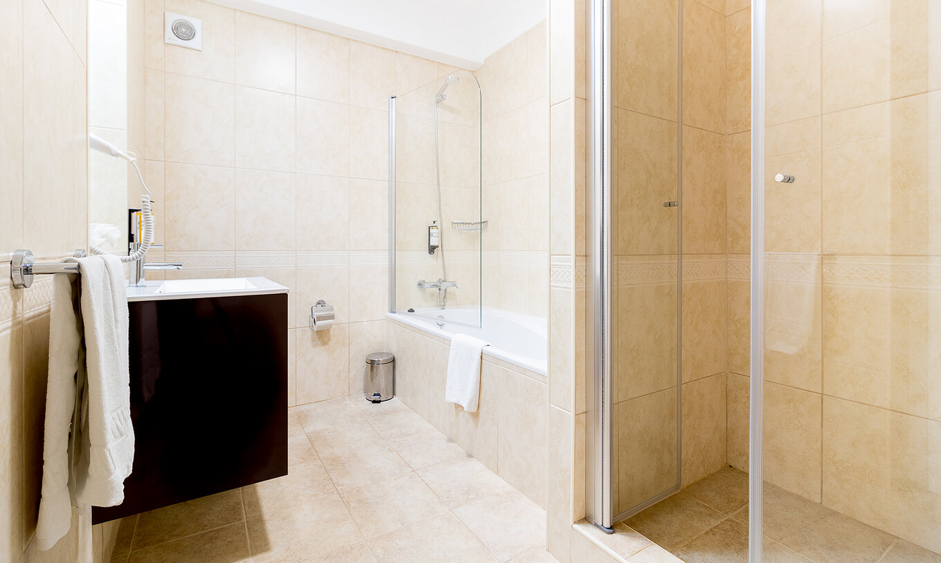 El apartamento de un dormitorio en Pestana Gramacho tiene baño claro con bañera, ducha y lavabo moderno