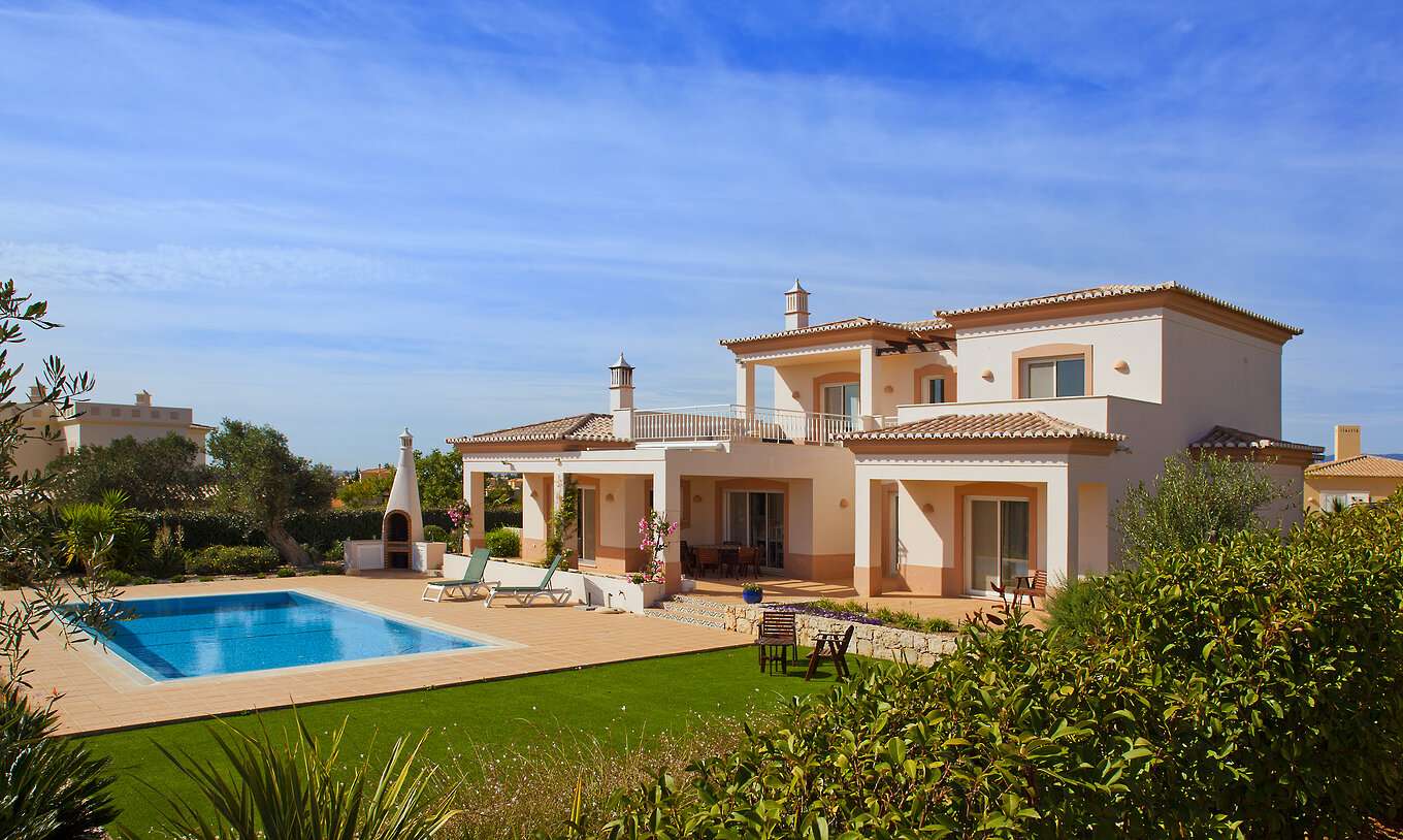 La Villa V3 del Pestana Gramacho Residences tiene un jardín privado con parrilla, piscina, tumbonas y sillas