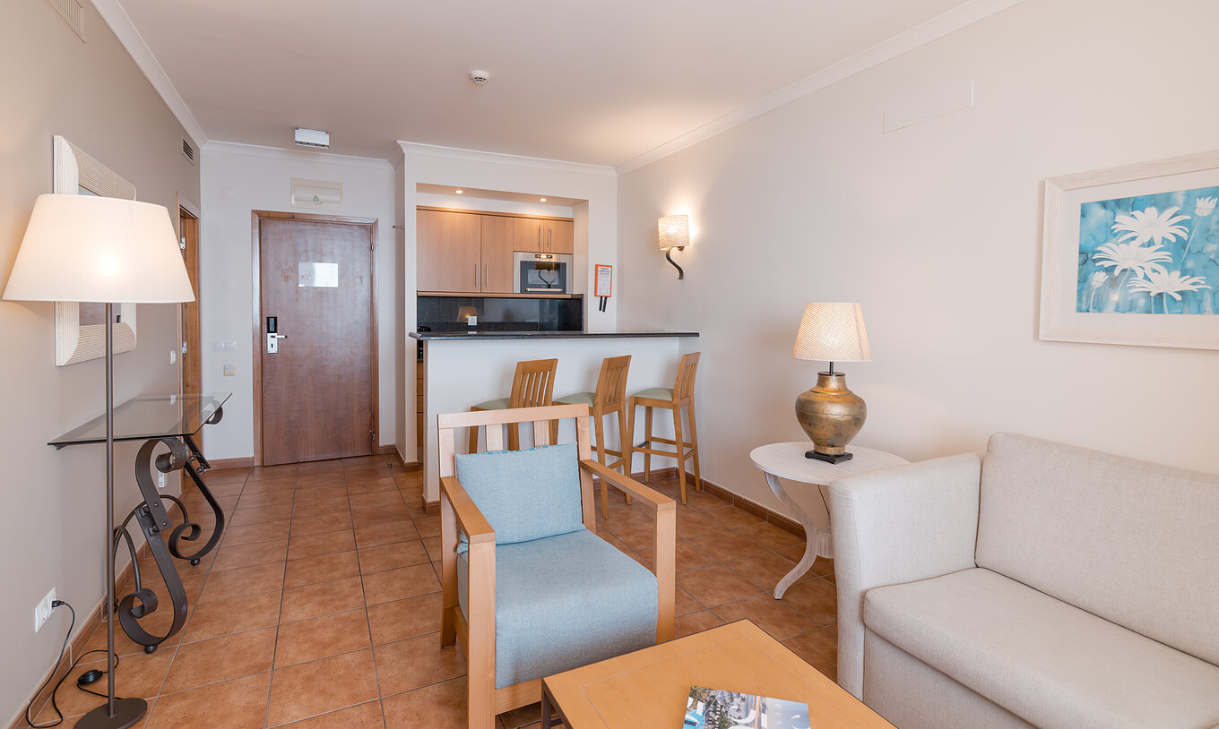 La Suite Vista Mar del Pestana Viking tiene sala de estar con sofá, sillones y cocina pequeña con microondas