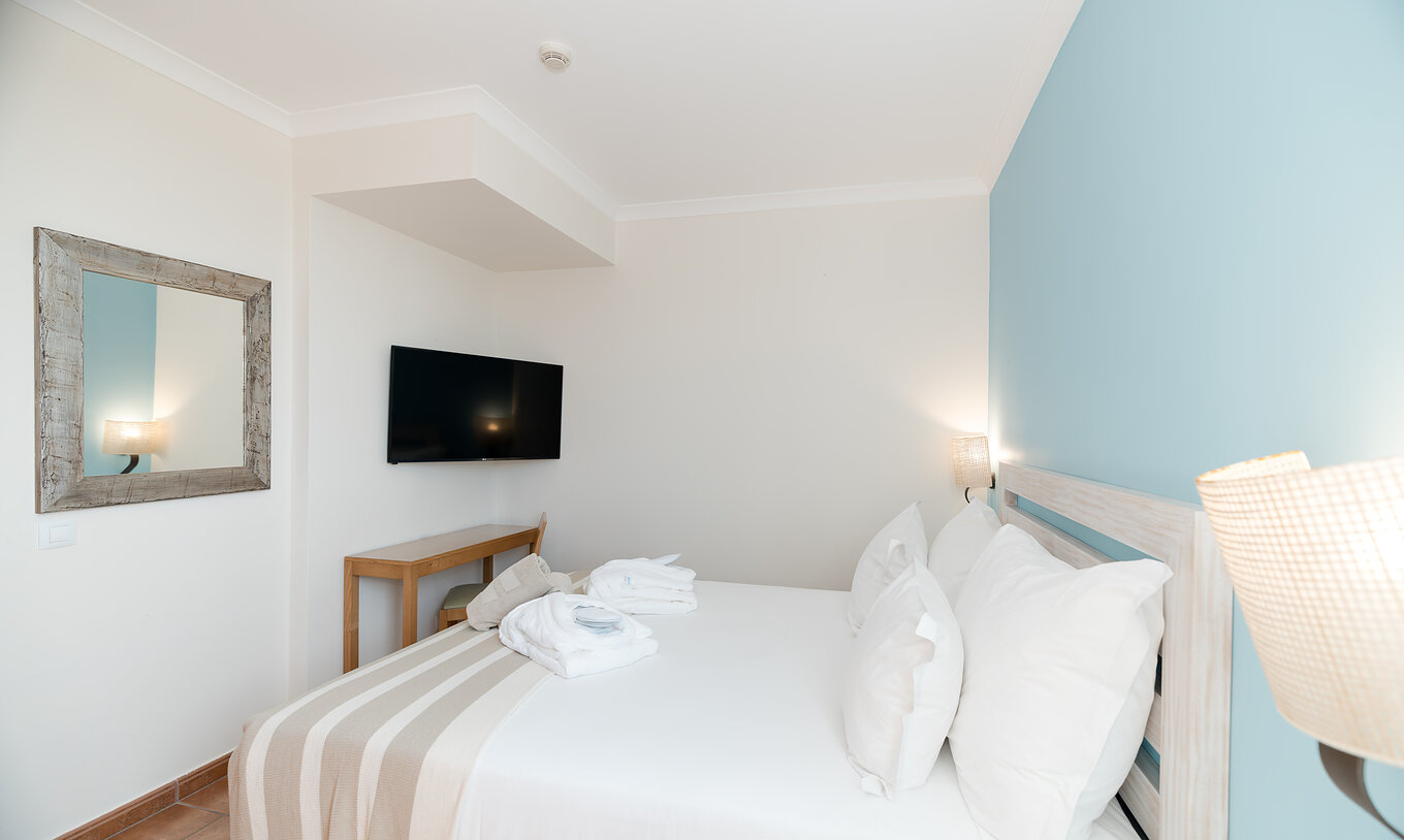 La Suite T2 del Pestana Viking tiene cuarto con cama doble, televisión y espejo