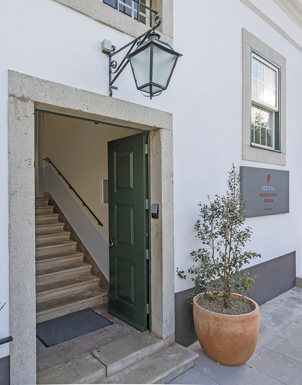 Entrada con placa Santa Casa da Misericordia de Óbidos, de Pousada Vila Óbidos, Charming Hotel en la Villa Medieval de Óbidos