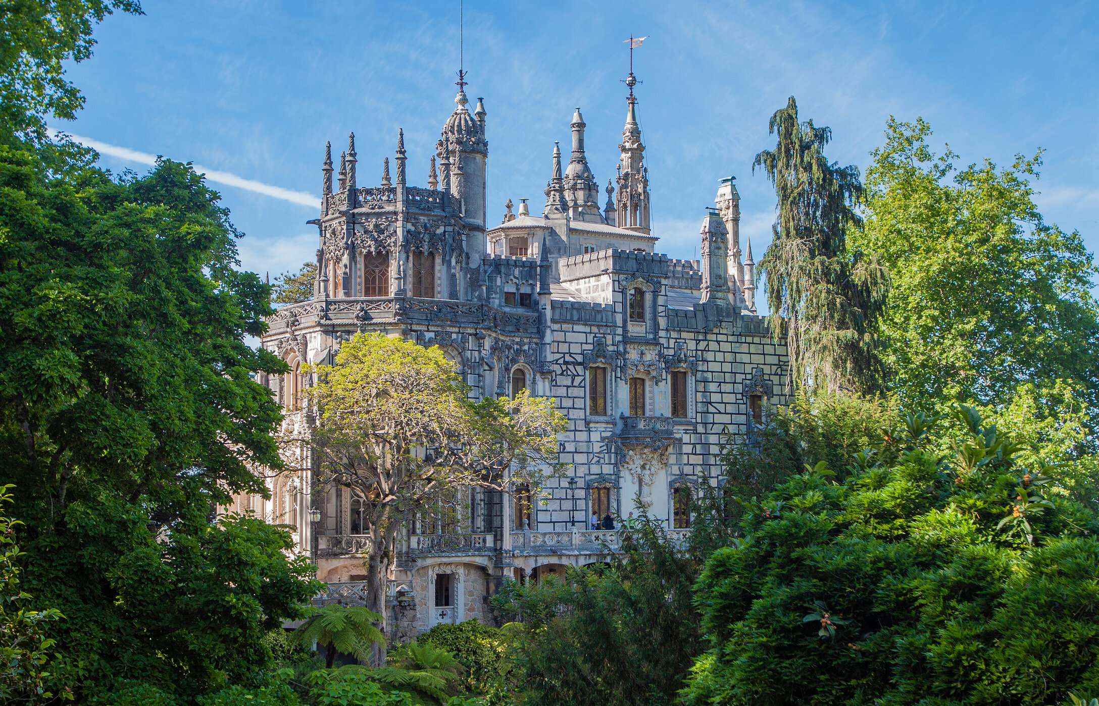 La Quinta da Regaleira en Sintra encanta con sus jardines místicos, cuevas secretas y arquitectura neogótica