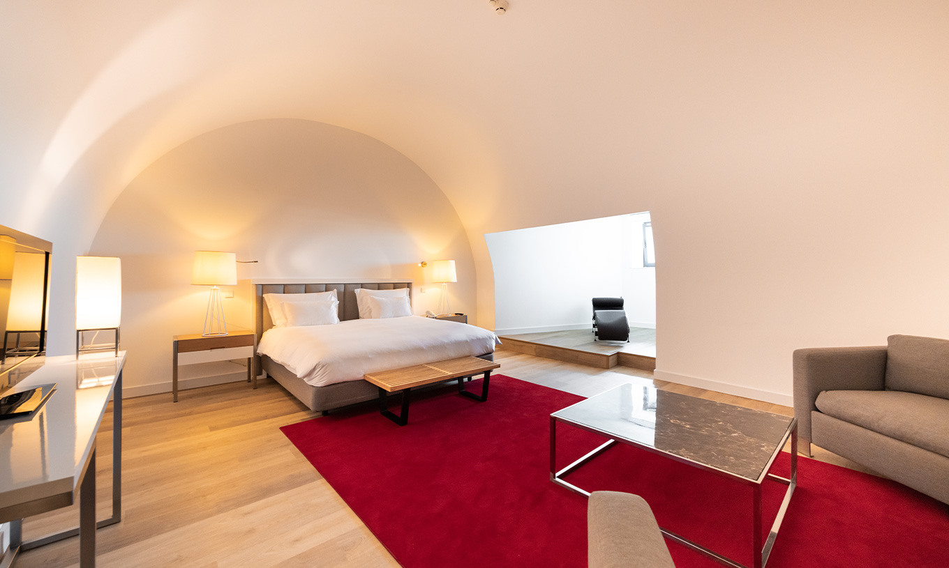 La Junior Suite Familiar del Pestana Cidadela Cascais es amplia y tiene un techo alto, una cama doble y un escritorio