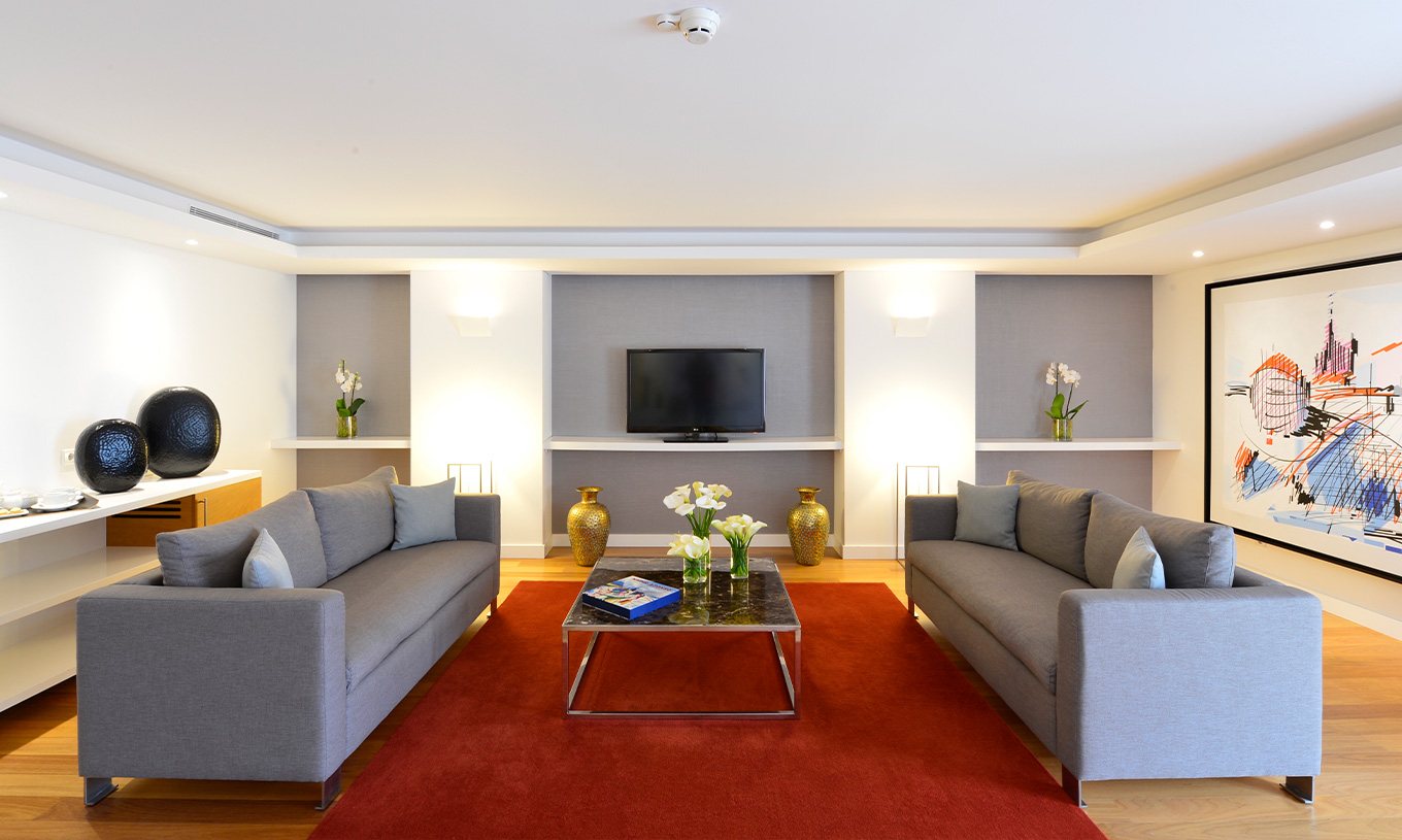 La Suite Presidencial del Pestana Cidadela Cascais tiene una sala con dos grandes sofás, una mesa de centro y una televisión
