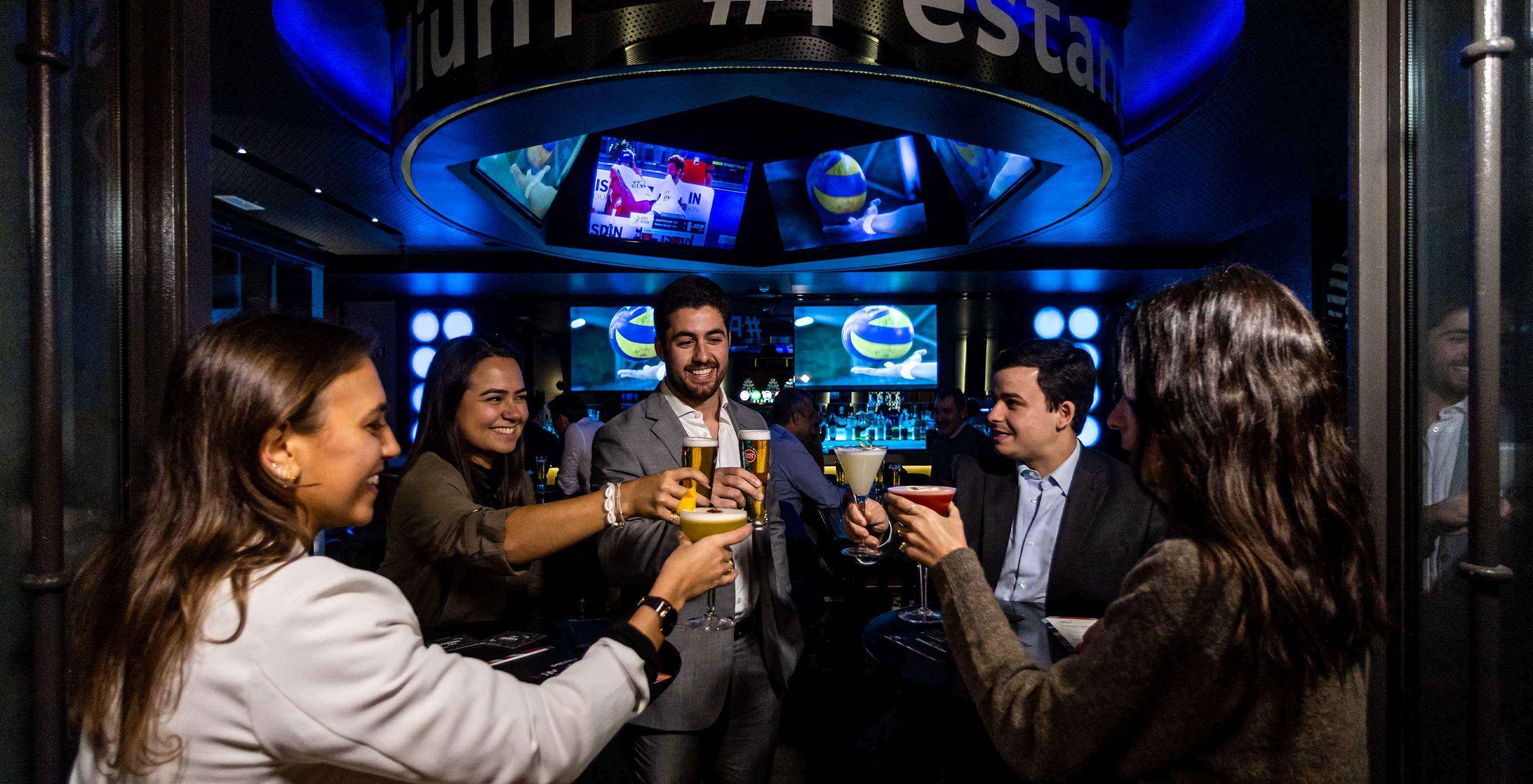 En el bar Corner, del Hotel en el Centro Histórico de Lisboa, puedes disfrutar de bebidas y cócteles con tus amigos