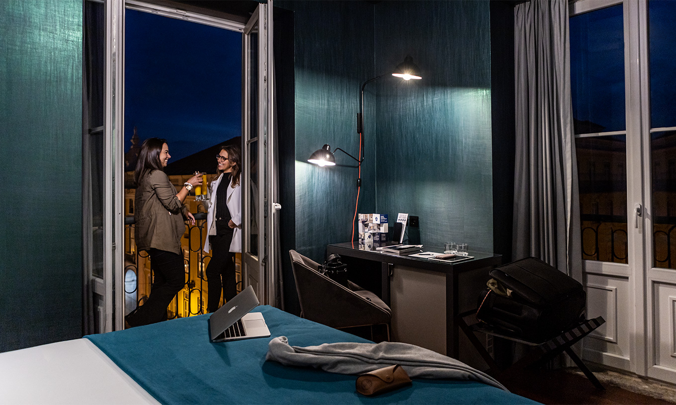 En el CR7 Superior Corner del Pestana CR7 Lisboa se puede disfrutar de una bebida en el balcón con vista a la Baixa de Lisboa