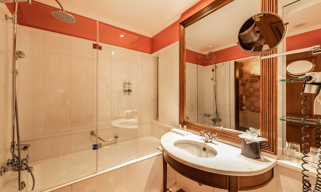 El Premium Balcony del Pestana Palace Lisboa tiene un baño con bañera, lavabo con espejo y espejo de aumento