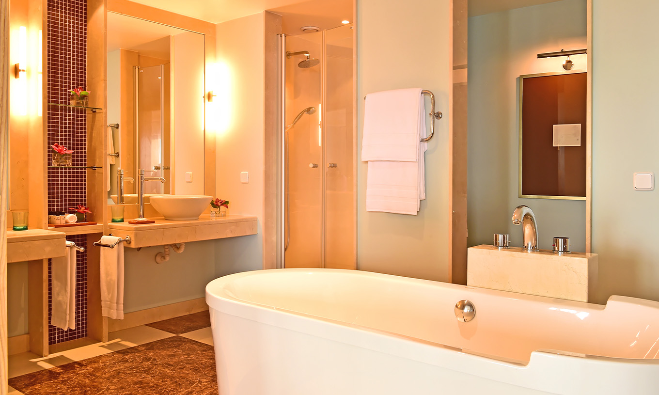 La Junior Suite Superior del Pestana Carlton Madeira tiene baño con bañera, lavabo y elementos decorativos