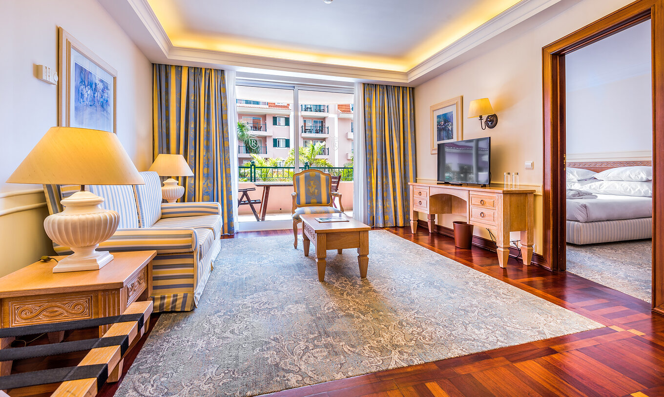 La Suite del Pestana Royal All Inclusive cuenta con sala con televisión, sillas y un balcón