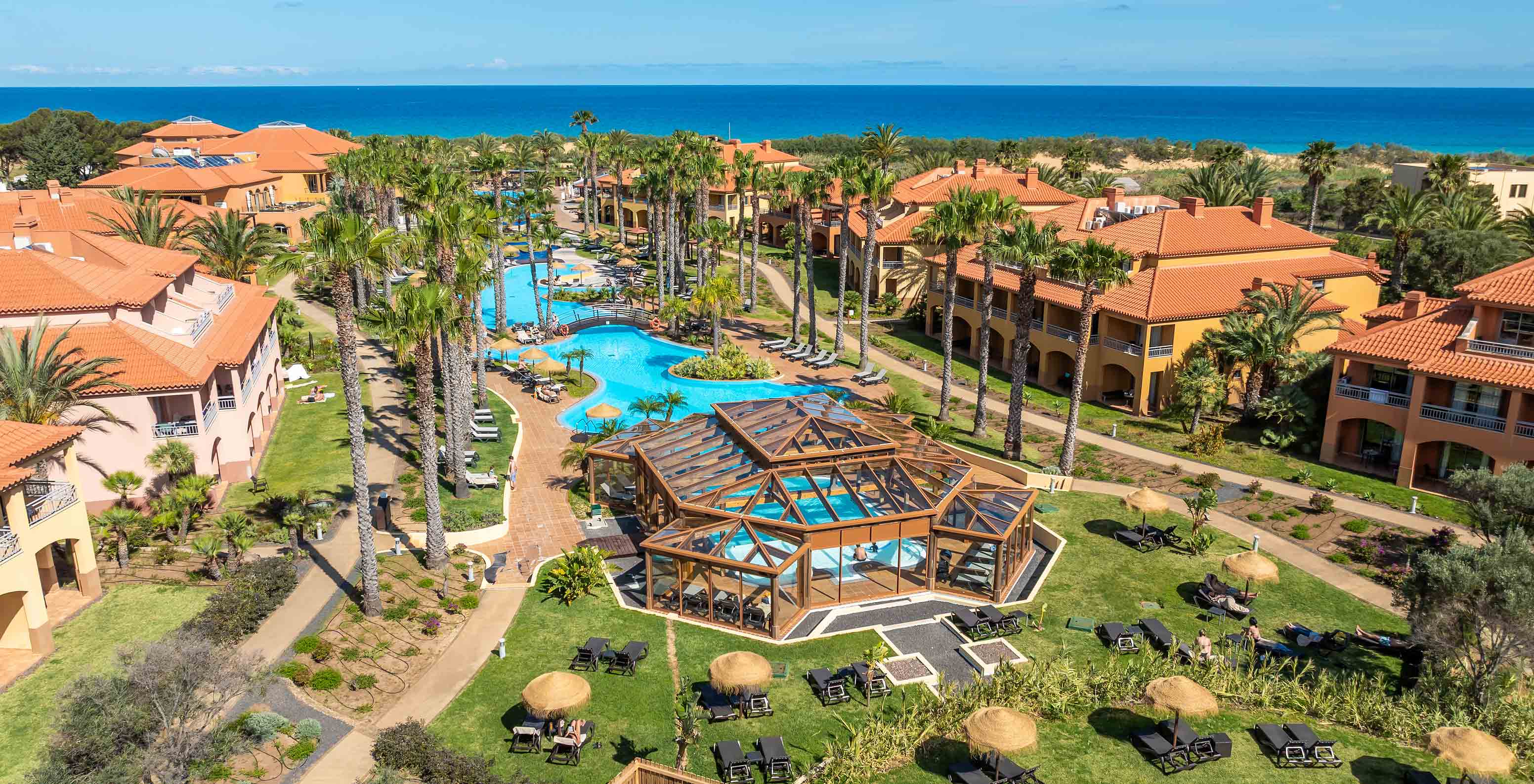 Vista panorámica del Pestana Porto Santo All Inclusive hacia el mar, con el jardín y la piscina entre las villas