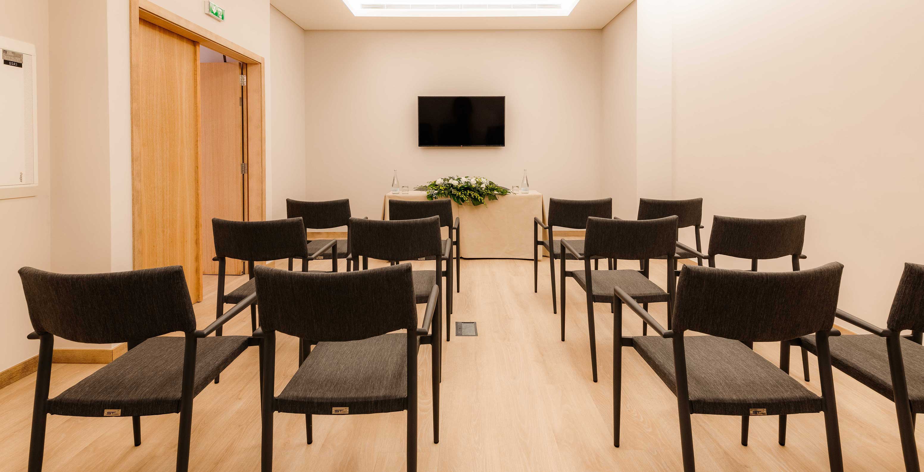 Sala Douro VII con sillas y una pantalla en el Pestana Douro Riverside Hotel con piscina frente al río Duero