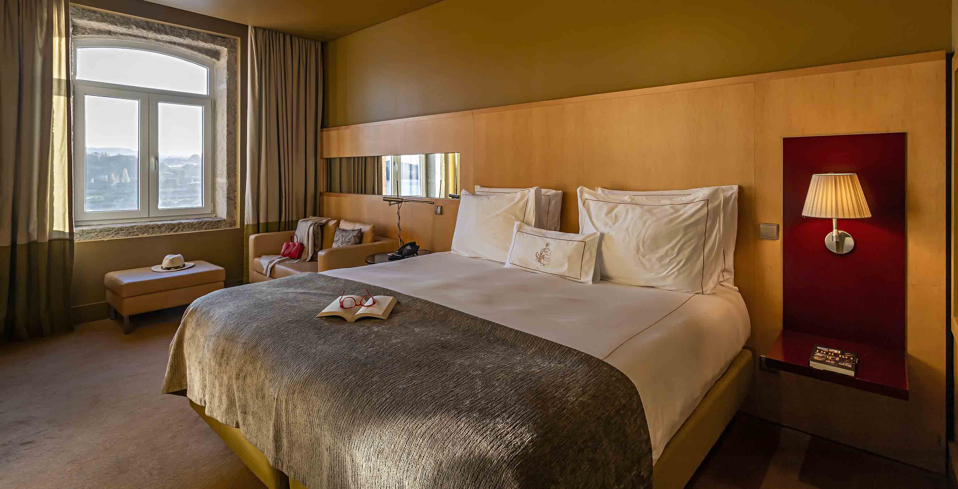 El Executive Superior tiene una cama doble, un sofá y un puff junto a la ventana