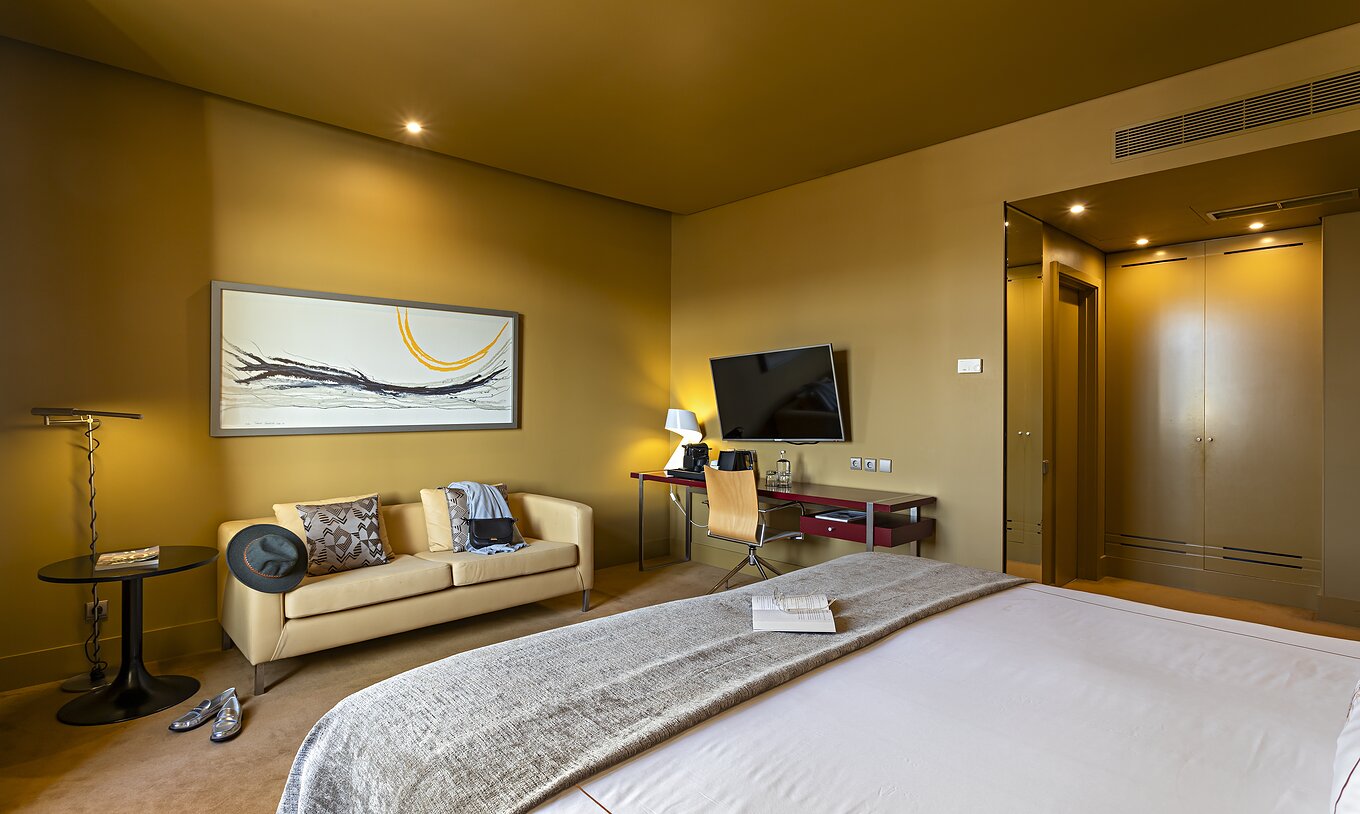 El Executive tiene una cama doble, un sofá, una televisión y un escritorio