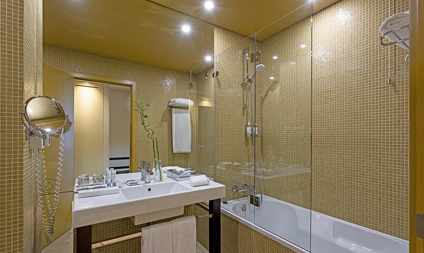 La habitación Superior del Pestana Palácio do Freixo tiene baño con azulejos amarillos, lavabo y bañera