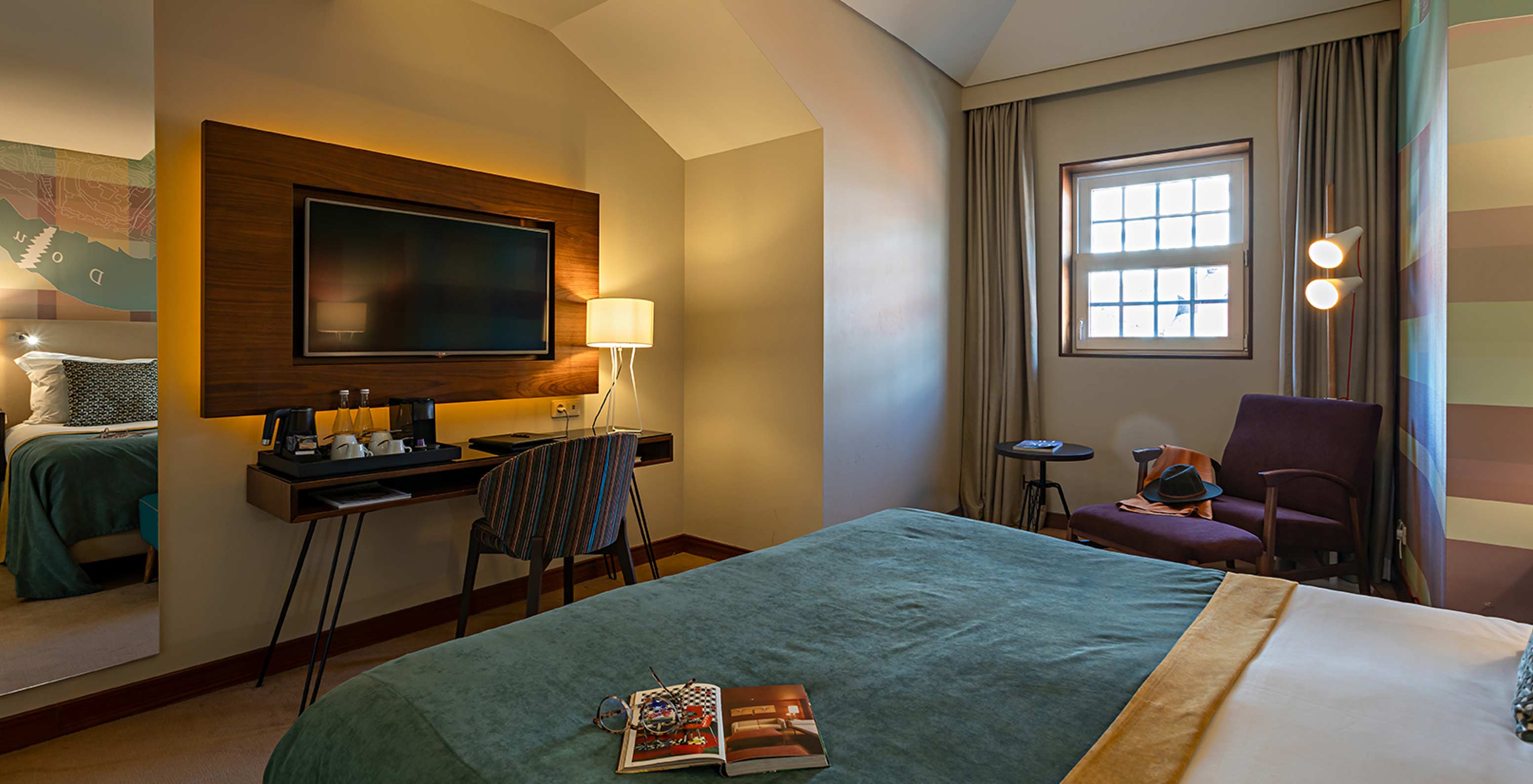 El Classic del Pestana Vintage Porto tiene una televisión frente a la cama, una ventana con vista y un espejo