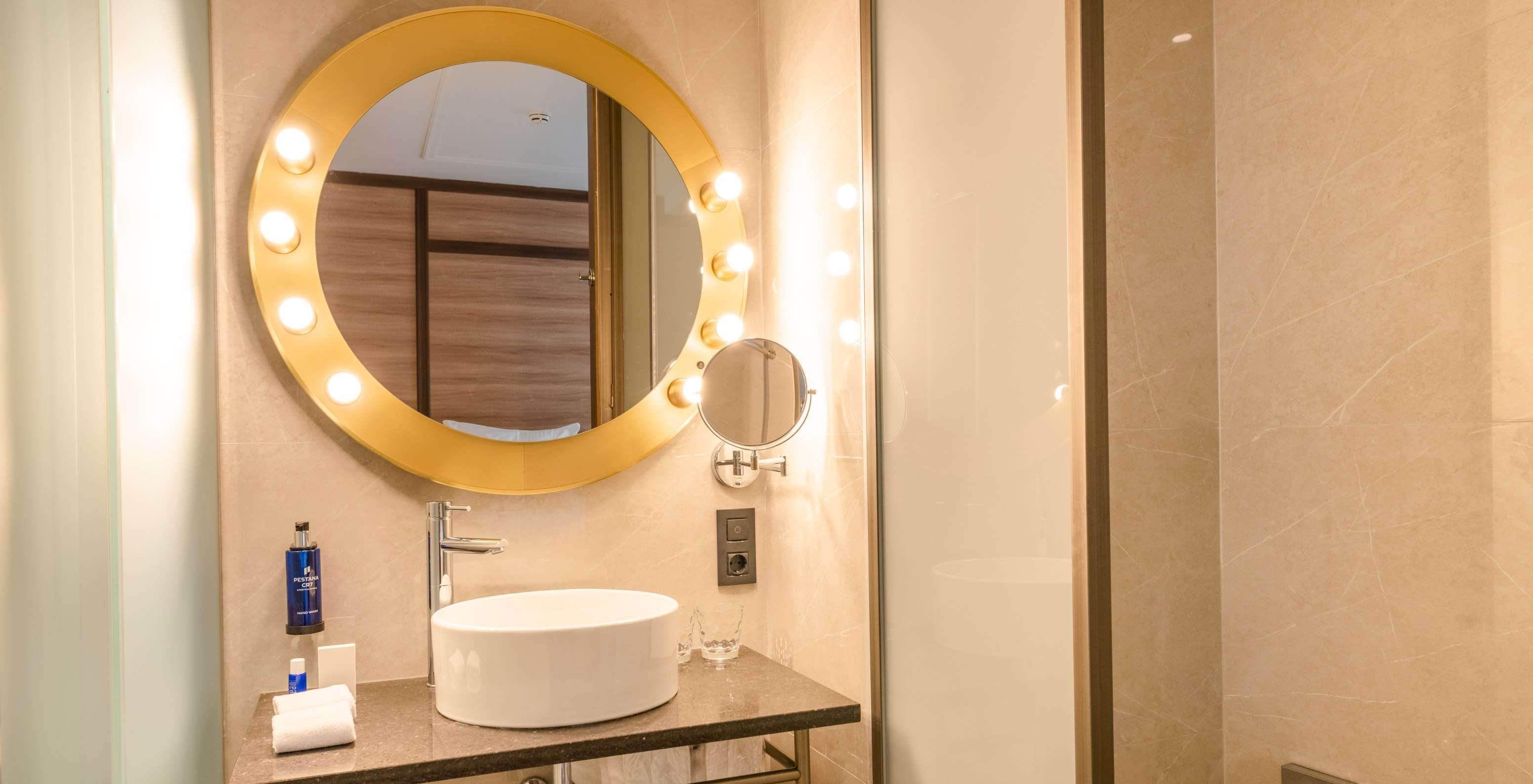 La Habitación Acogedora del Pestana CR7 Gran Vía Madrid tiene una cama individual, máquina de café, un espejo y una ventana