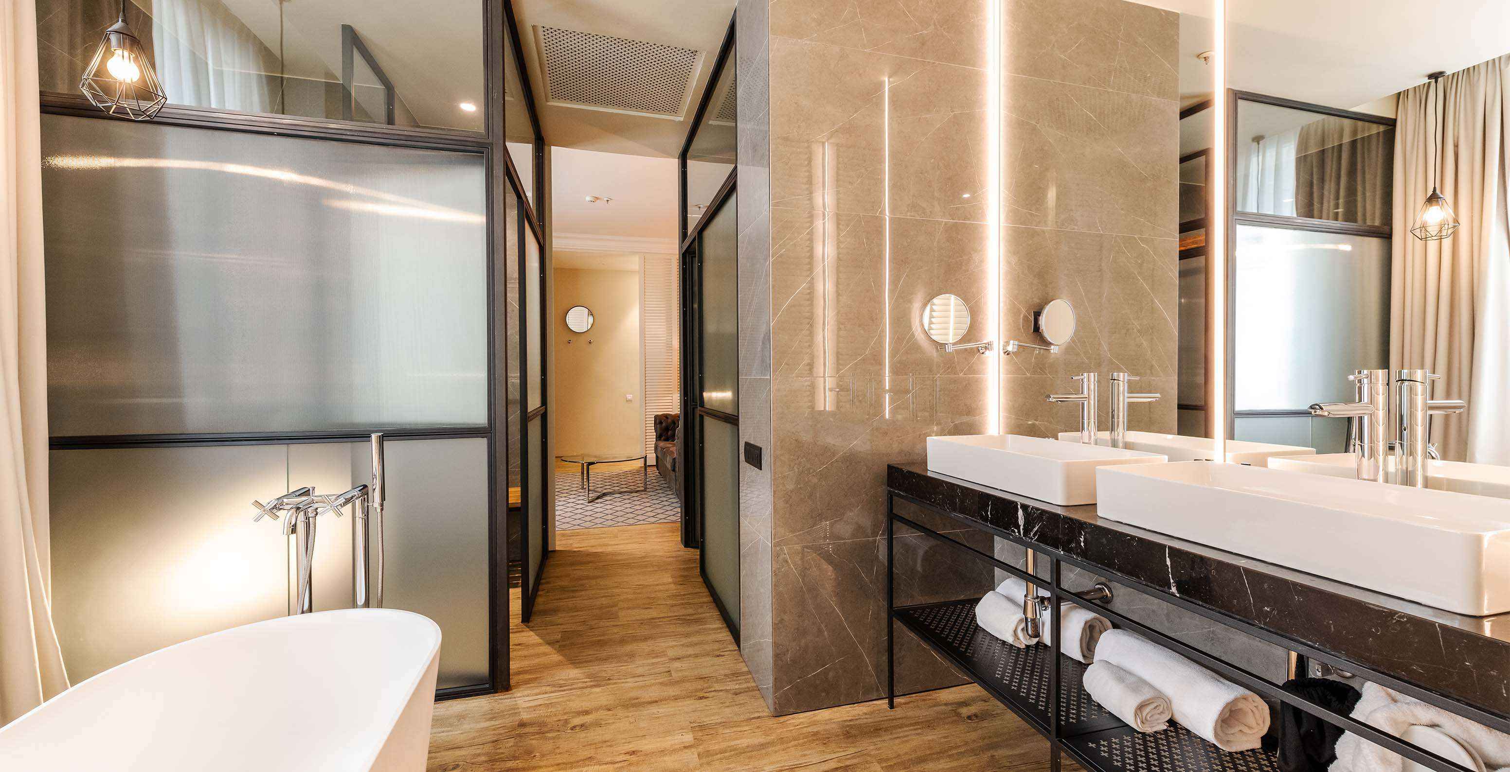 La Suite del Pestana Collection Plaza Mayor tiene un baño grande con dos lavabos, espejo y bañera