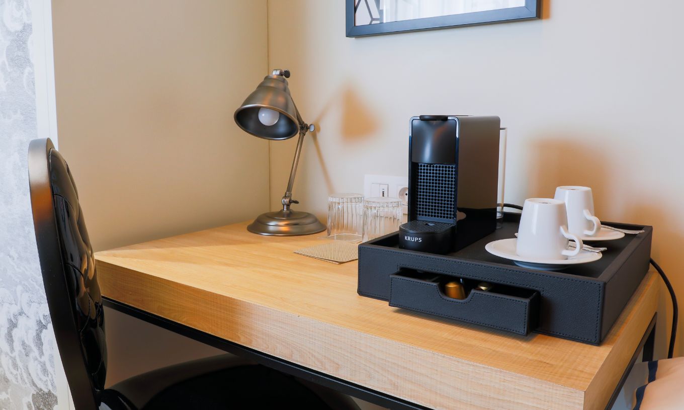 La Habitación Superior Plus del Pestana Plaza Mayor Madrid tiene una estación de café con máquina y tazas de café.