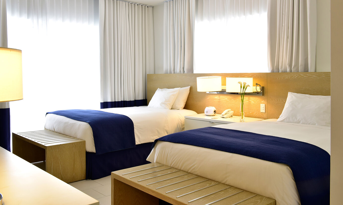 El Superior Doble con Balcón del Pestana Miami es una habitación con dos camas y decoración minimalista