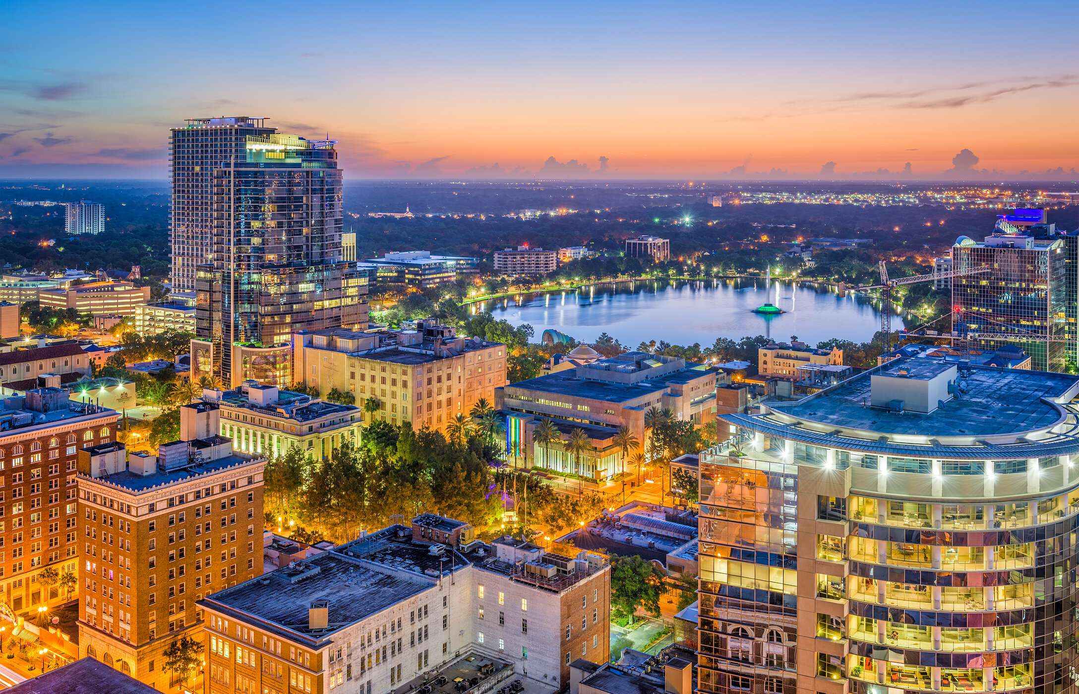 Vista panorámica de la ciudad de Orlando destacando edificios coloridos y paisajes urbanos vibrantes