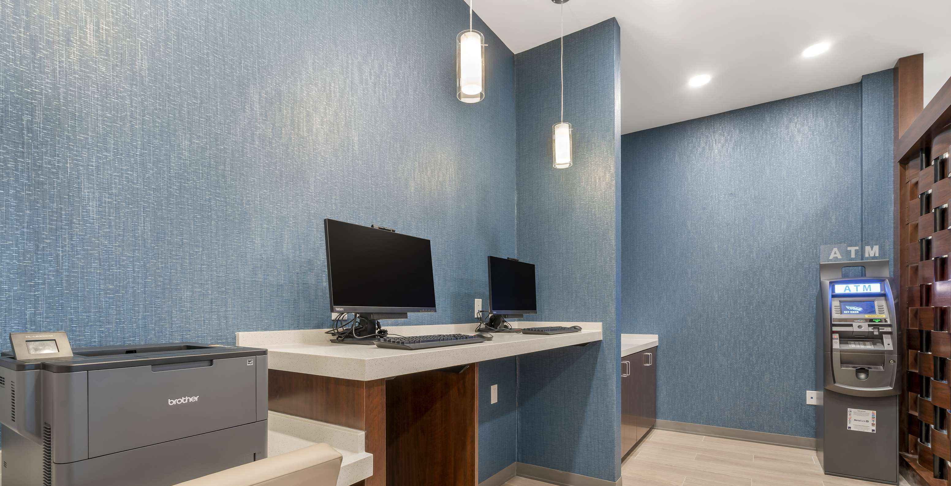 El Pestana Orlando, hotel con piscina cerca de Disney, tiene un área de negocios con computadora, impresora y cajero