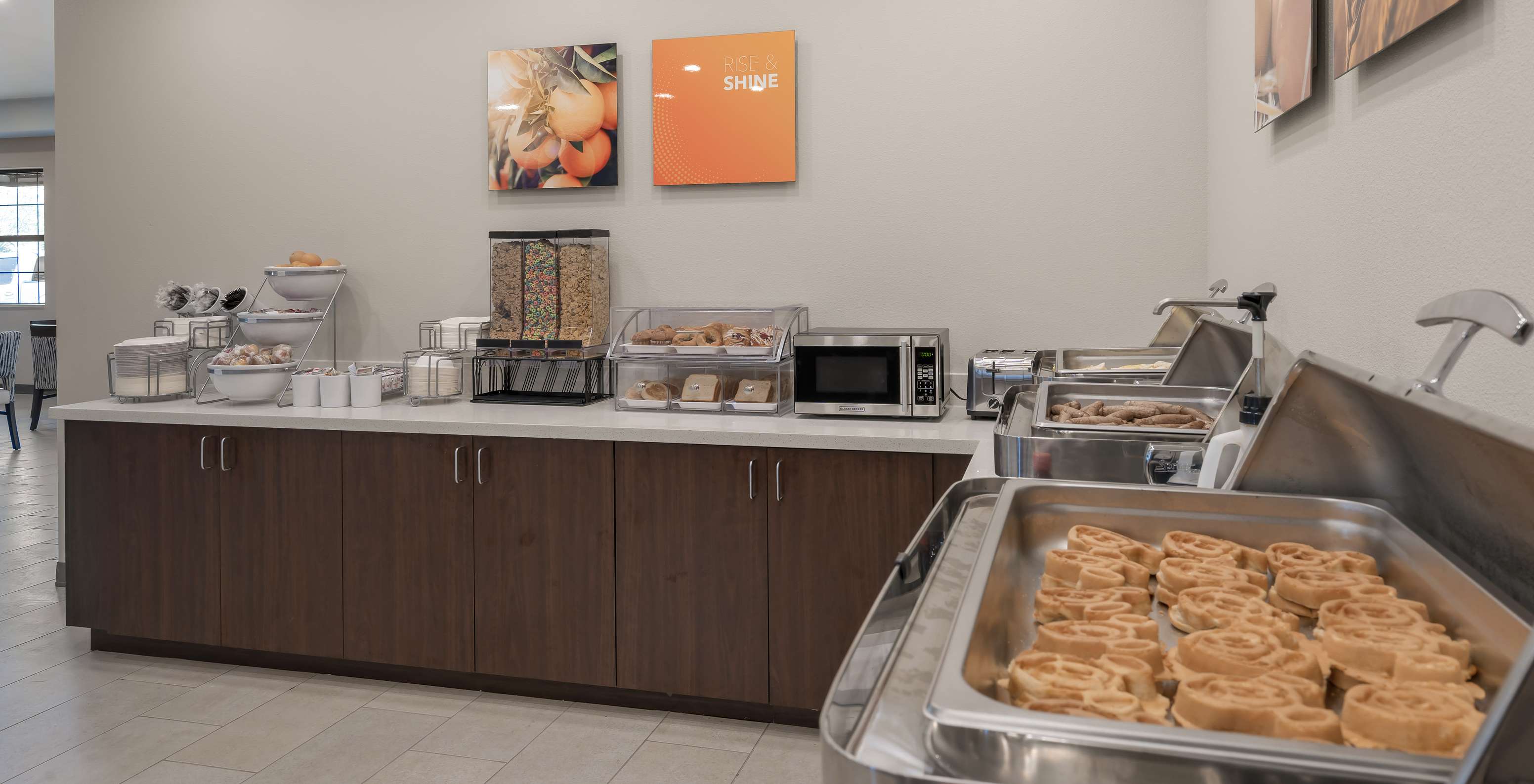 El Pestana Orlando, hotel cerca de Disney, tiene un área para desayunar con pan, cereales, waffles y pasteles