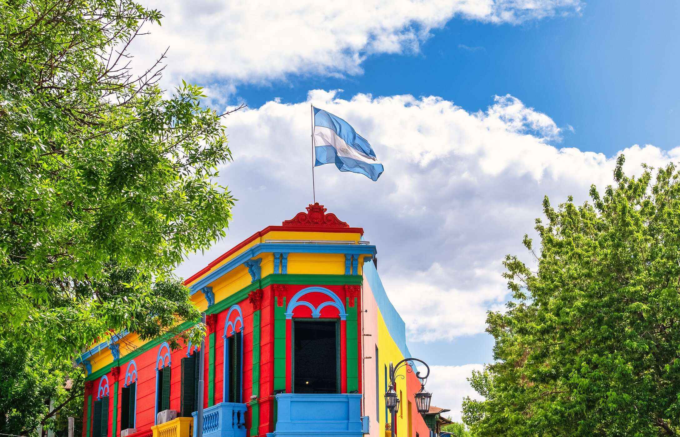 Bâtiments colorés du quartier typique de Caminito à Buenos Aires, avec le drapeau argentin