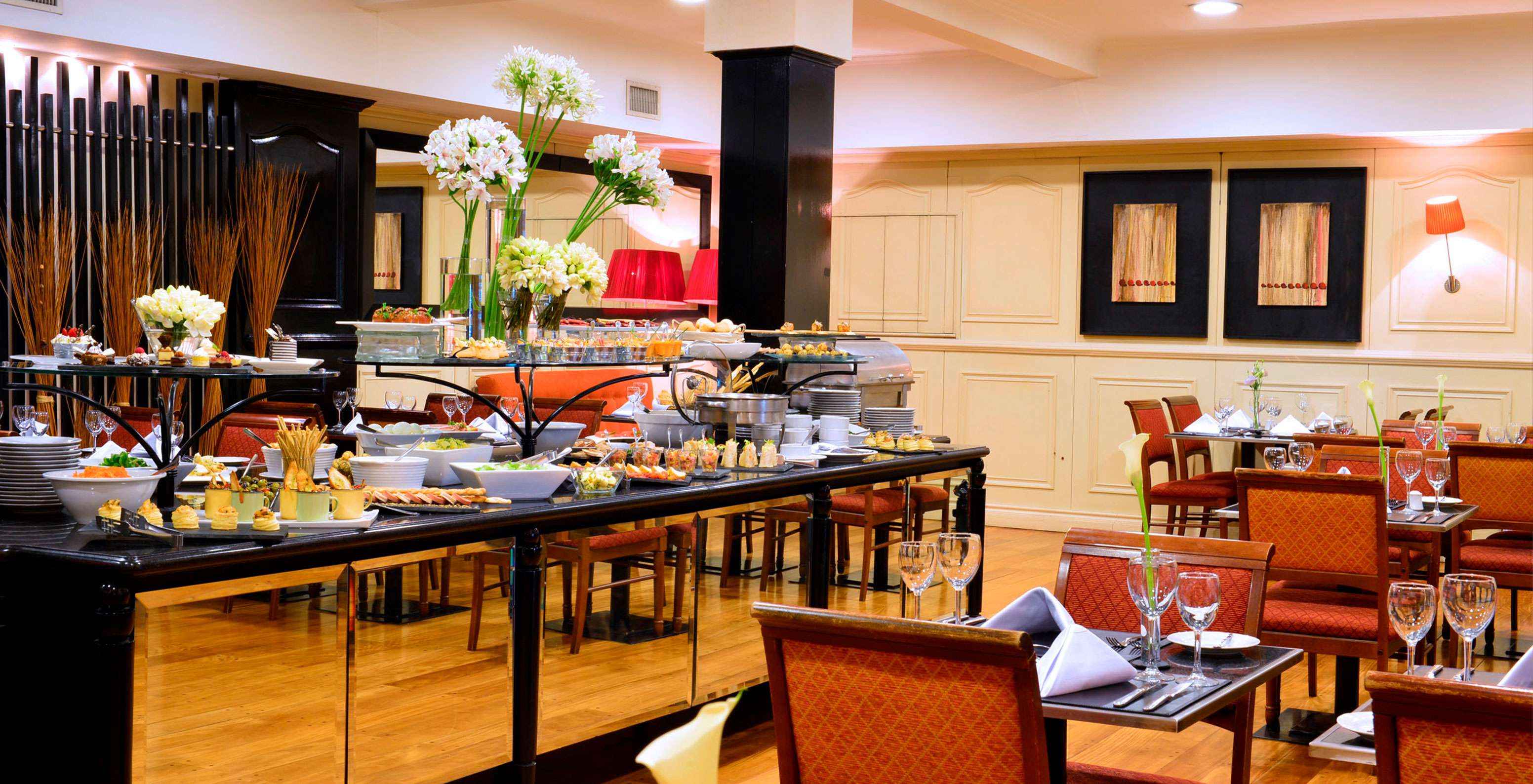 Le Pestana Buenos Aires, au centre-ville, dispose d'un restaurant avec une décoration classique et plusieurs types de plats