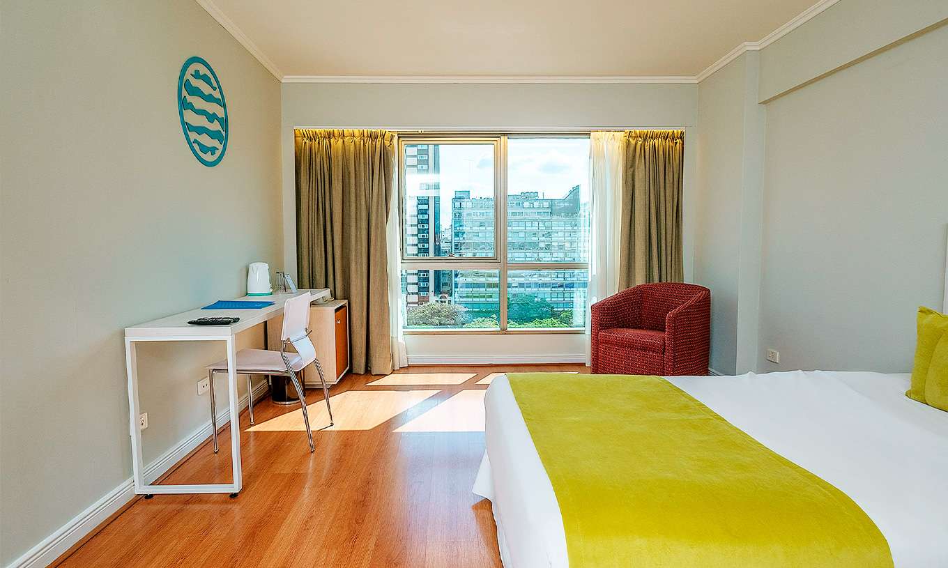La Chambre Queen Executive du Pestana Buenos Aires a un Lit Double, un Bureau et une Chaise