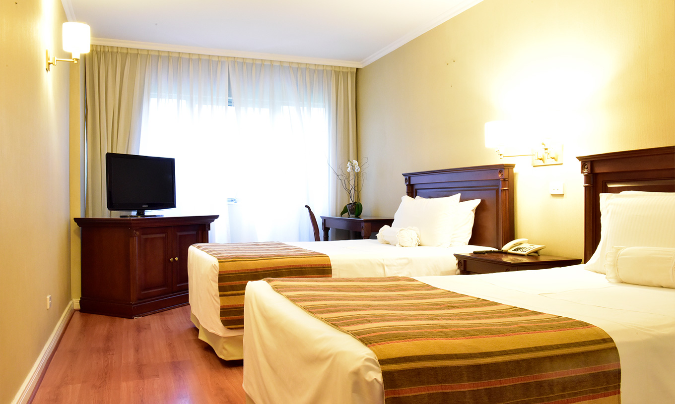 La Chambre Twin Deluxe du Pestana Buenos Aires a Deux Lits Simples, Table de Chevet, Télévision et Bureau