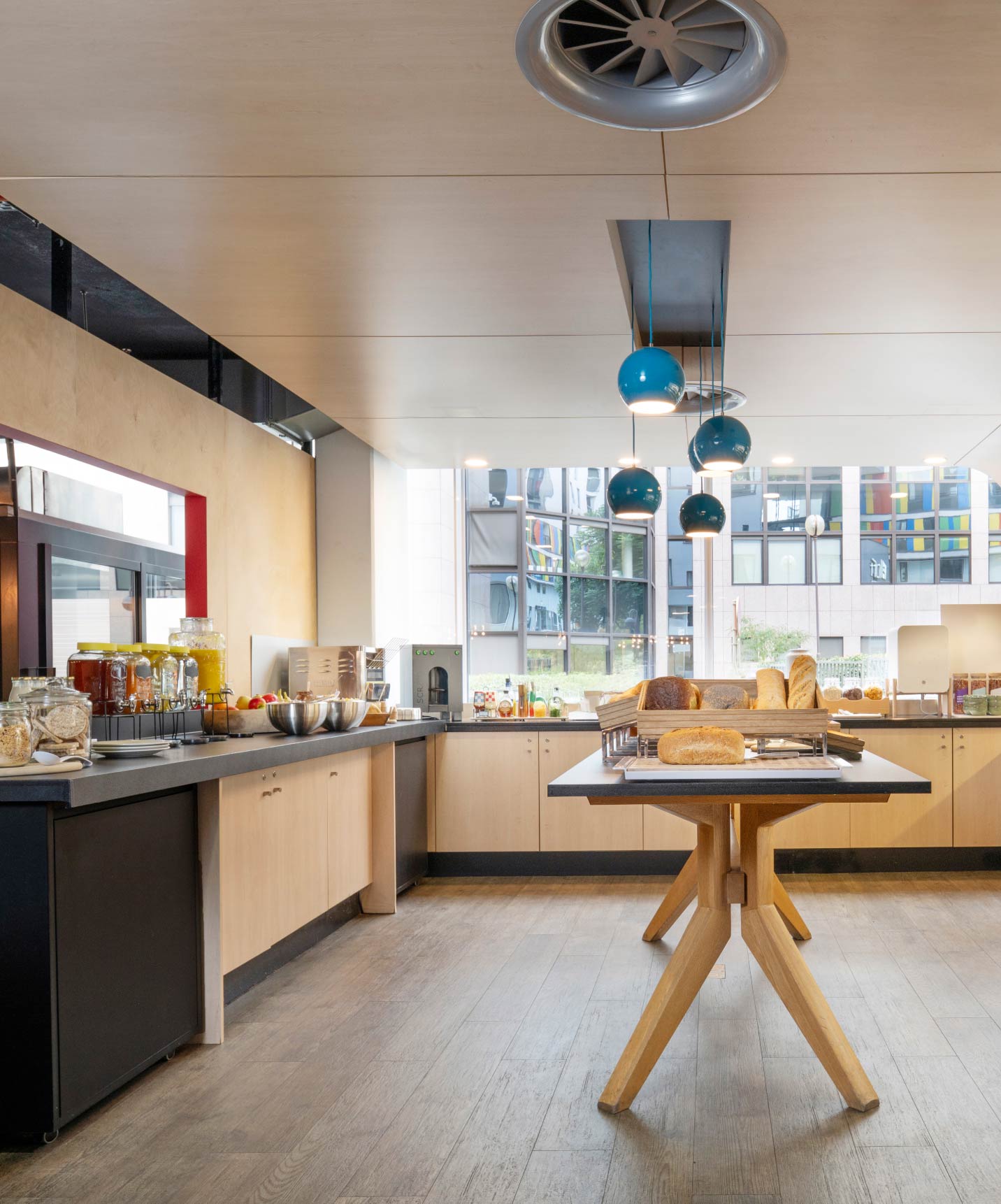 Espace petit-déjeuner au Pestana Brussels Schuman, hôtel à Bruxelles près du Parlement européen