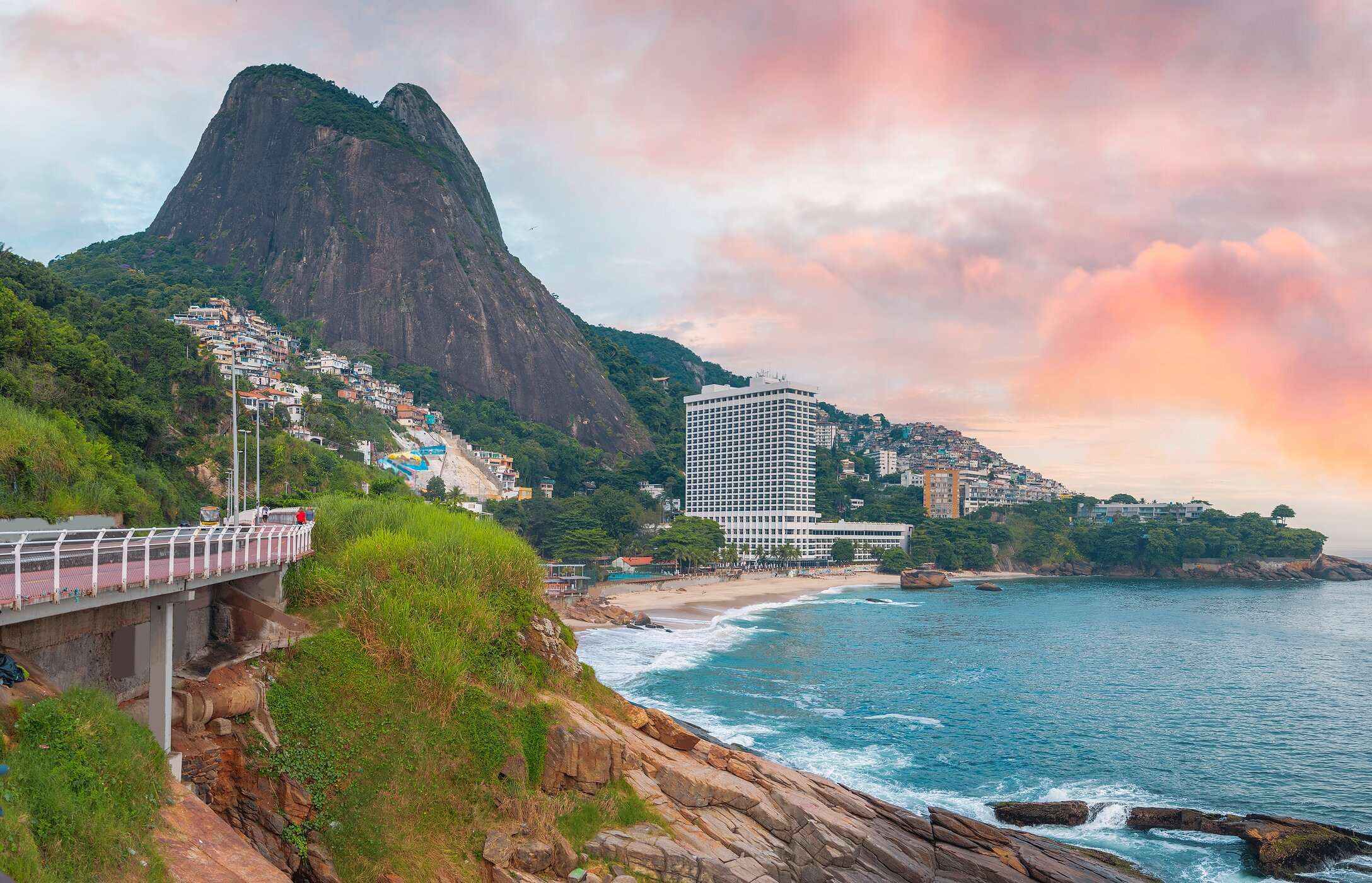 Vue de la plage de Leblon au coucher du soleil, Rio de Janeiro, Brésil.