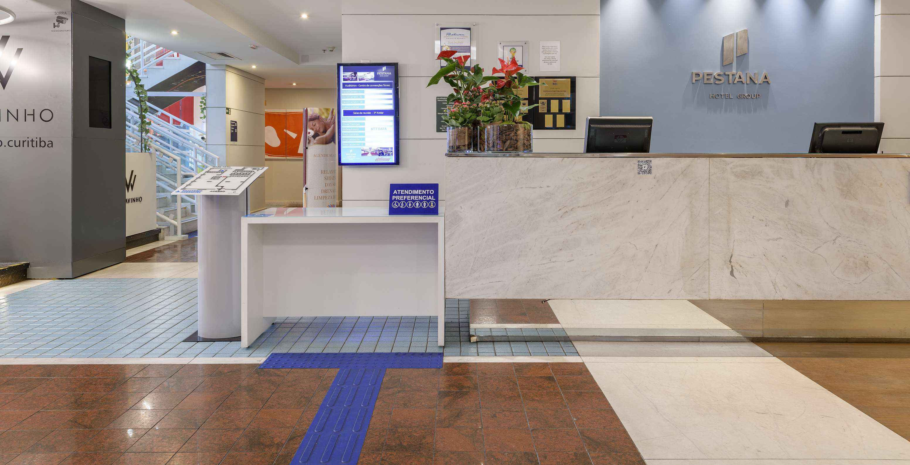 L'hôtel à Curitiba, près du quartier Battel, Pestana Curitiba, a une réception disponible 24 heures sur 24