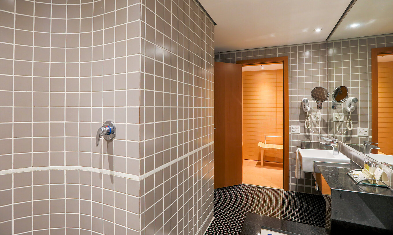 La Suite Master du Pestana Curitiba a une baignoire à hydromassage parfaite pour se détendre avec un bain relaxant