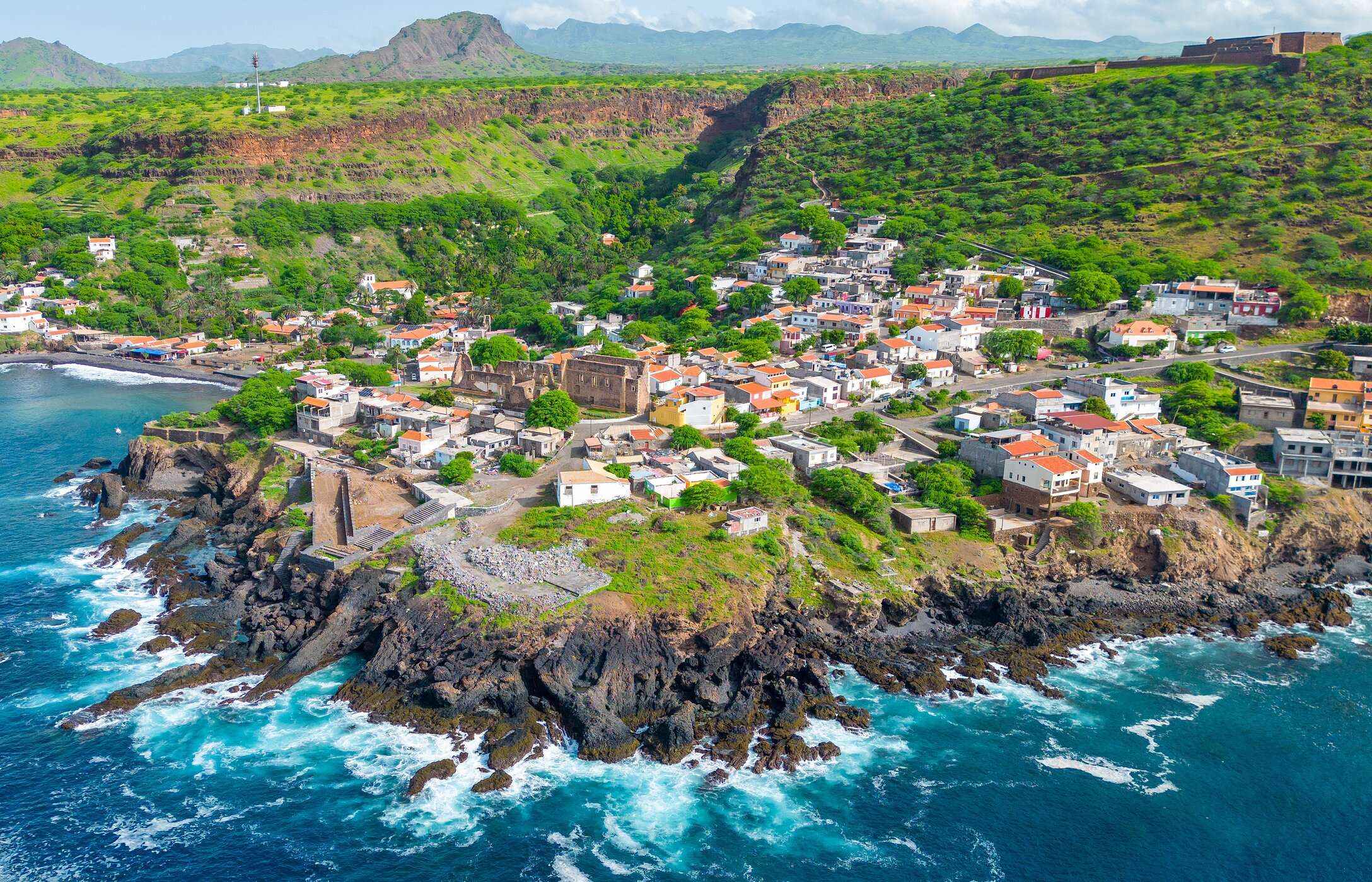 Cidade Velha au Cap-Vert, site du patrimoine mondial de l'UNESCO, est un trésor historique avec des rues pavées et d'anciennes forteresses