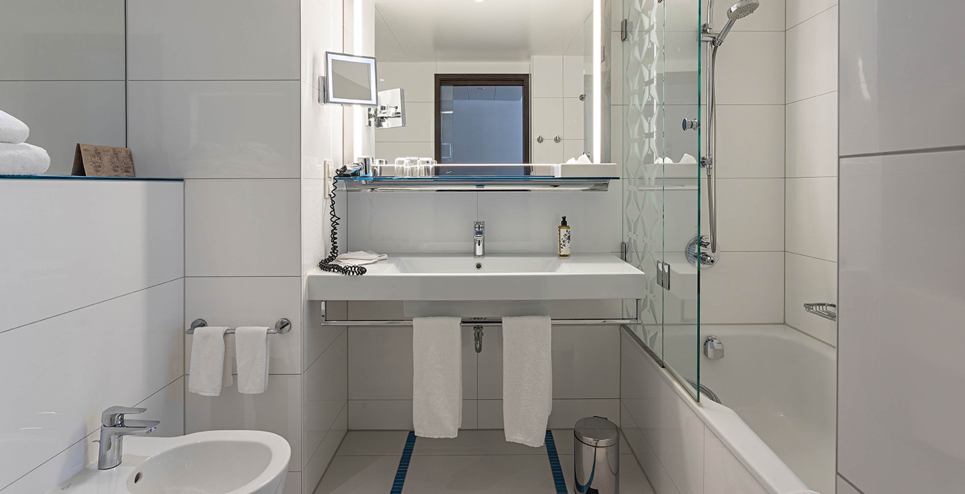 Family Deluxe avec salle de bain avec baignoire, douche, lavabo et miroir