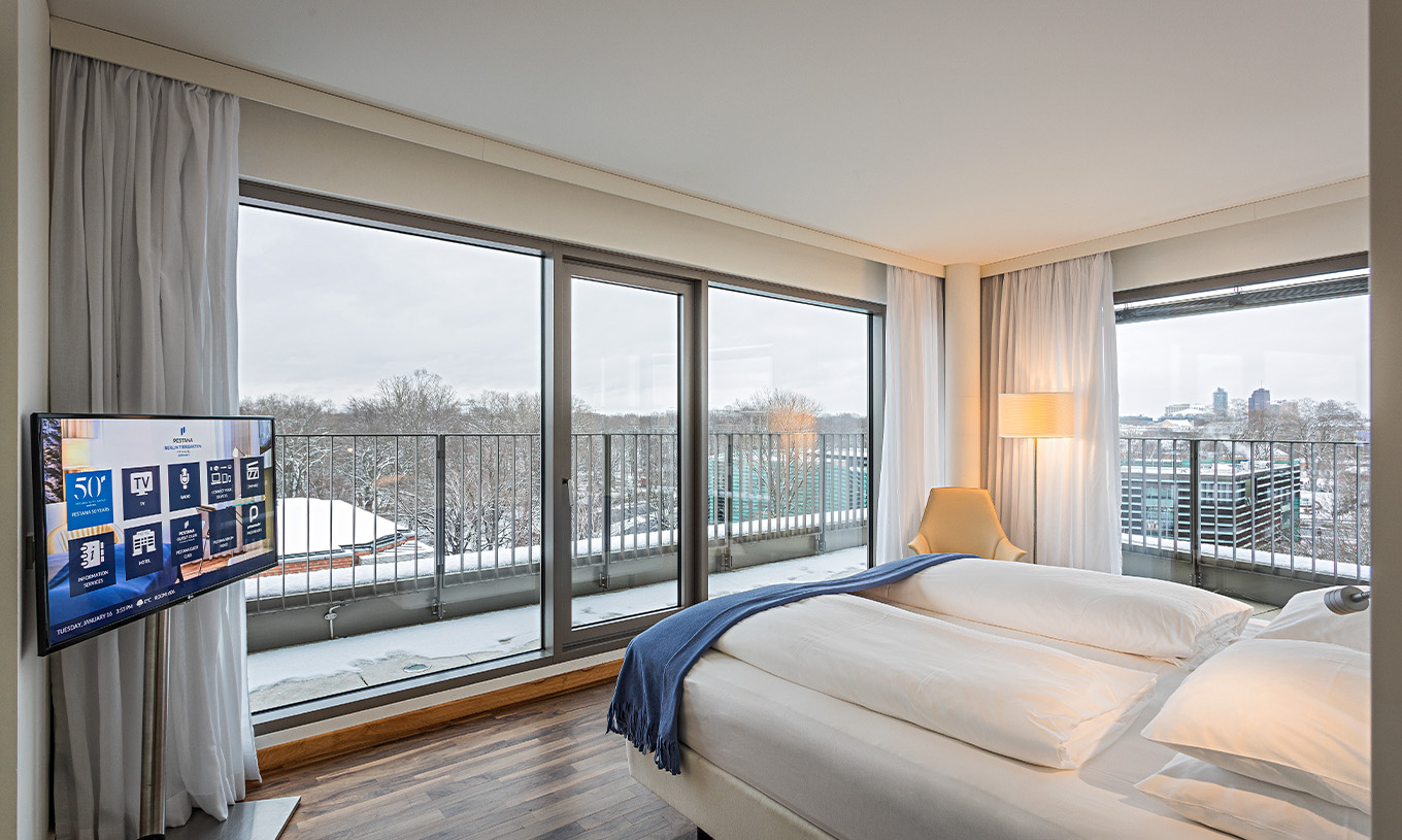 La Suite Panoramique du Pestana Berlin Tiergarten a un Lit Double, Télévision et Balcon avec Vue sur la Ville