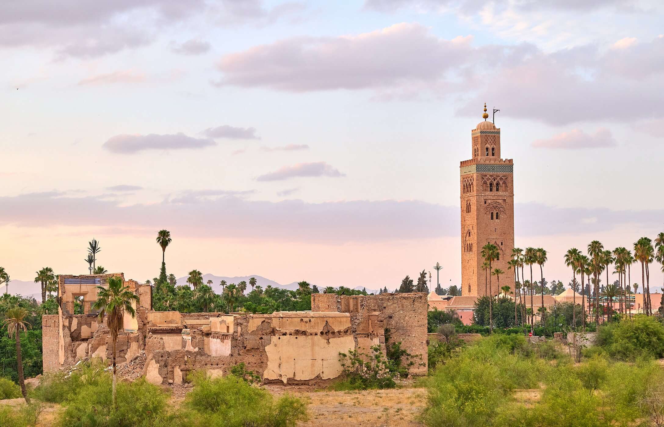Vue sur la mosquée Koutoubia, un important monument du centre historique de Marrakech, entourée de ruines