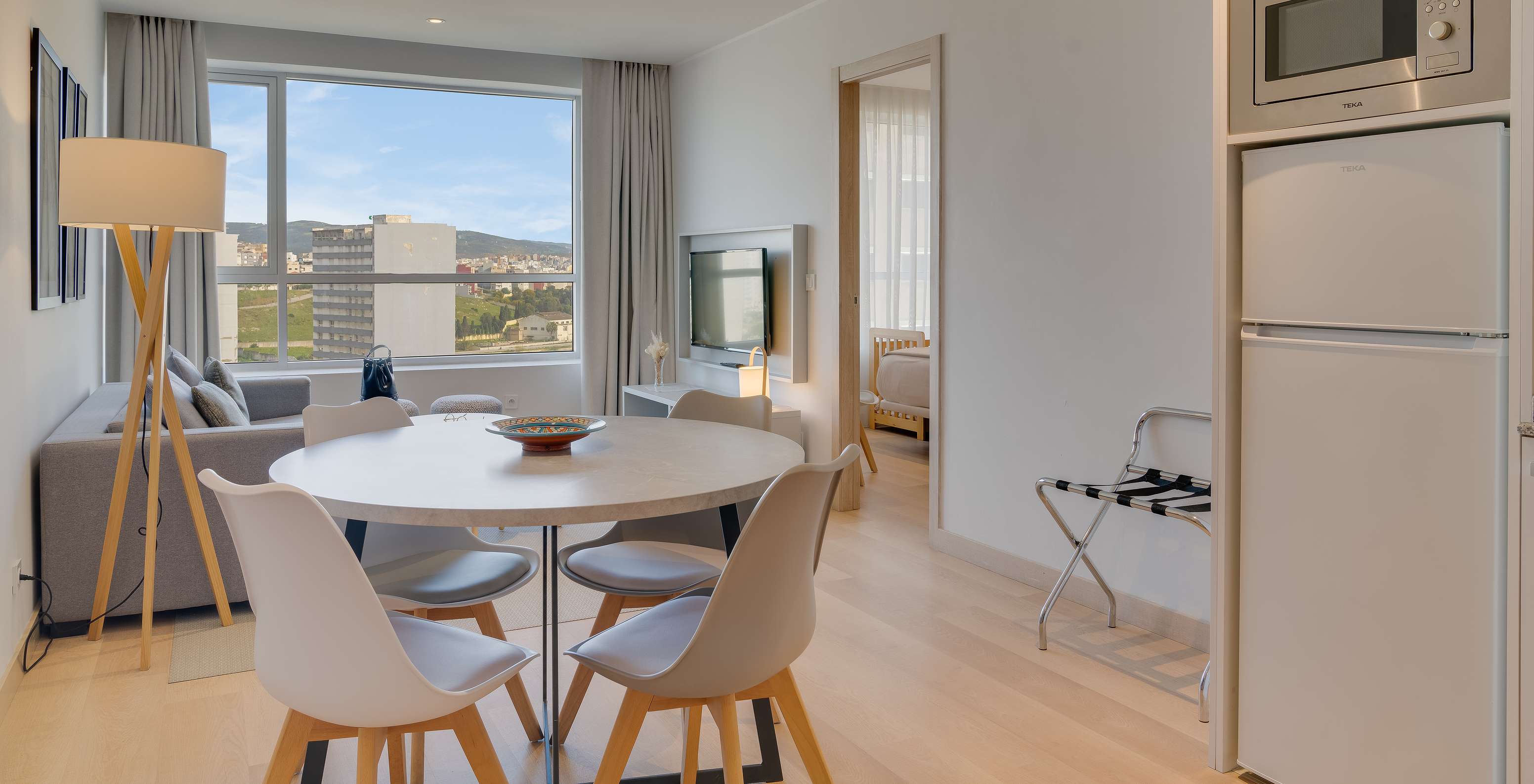La suite du Pestana Tanger City Center a une cuisine avec réfrigérateur, micro-ondes et une table pour repas