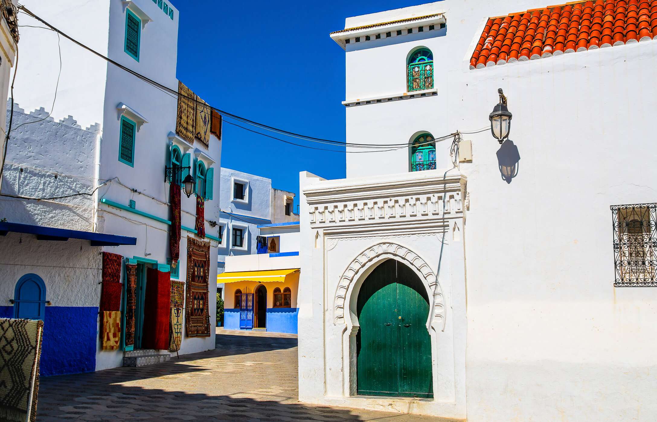 Dans les rues étroites de Tanger, il est possible de se promener dans des coins colorés avec des tapisseries suspendues