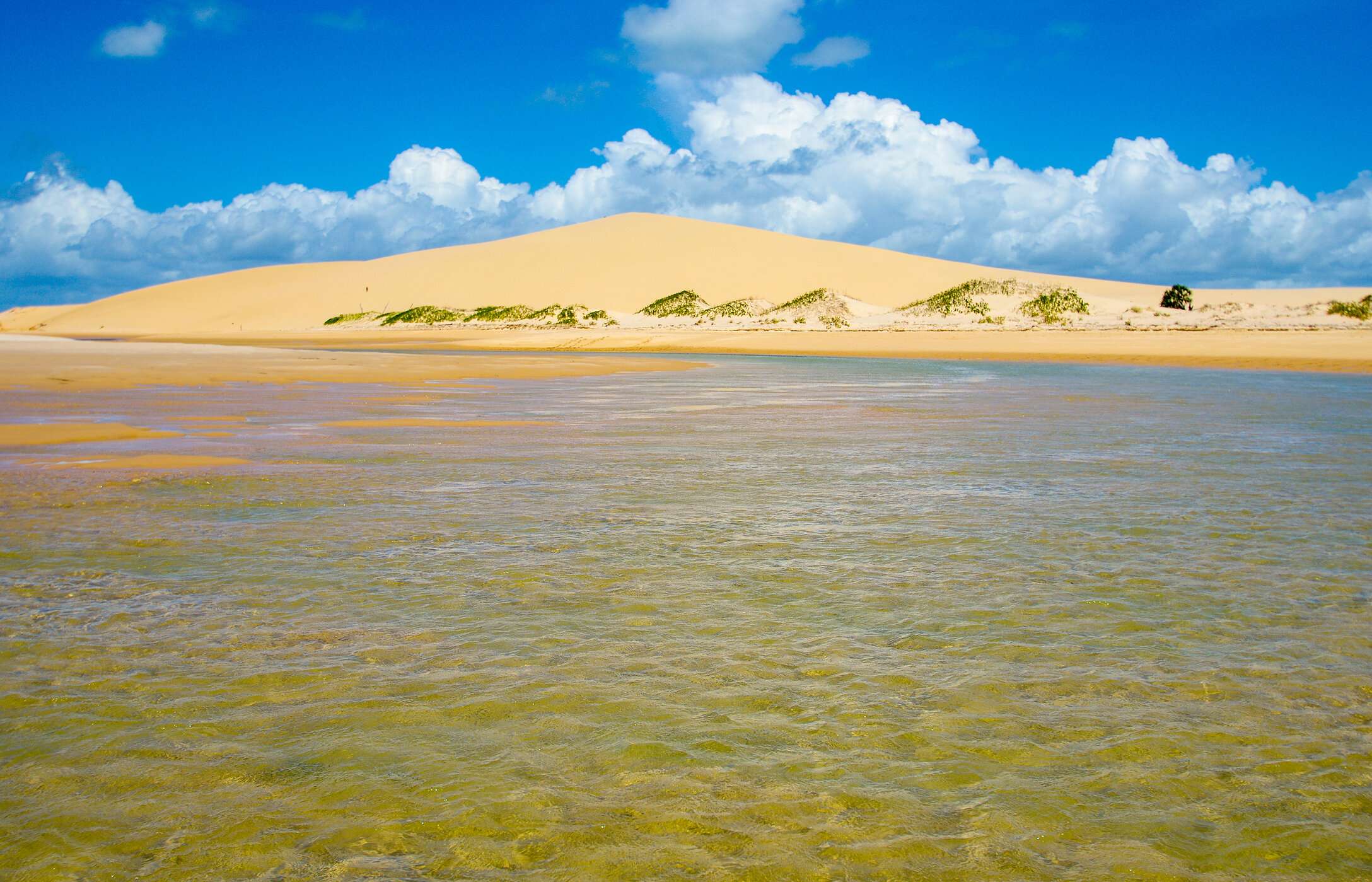Vue panoramique des dunes de sable doré du parc national de Bazaruto, avec une lagune cristalline