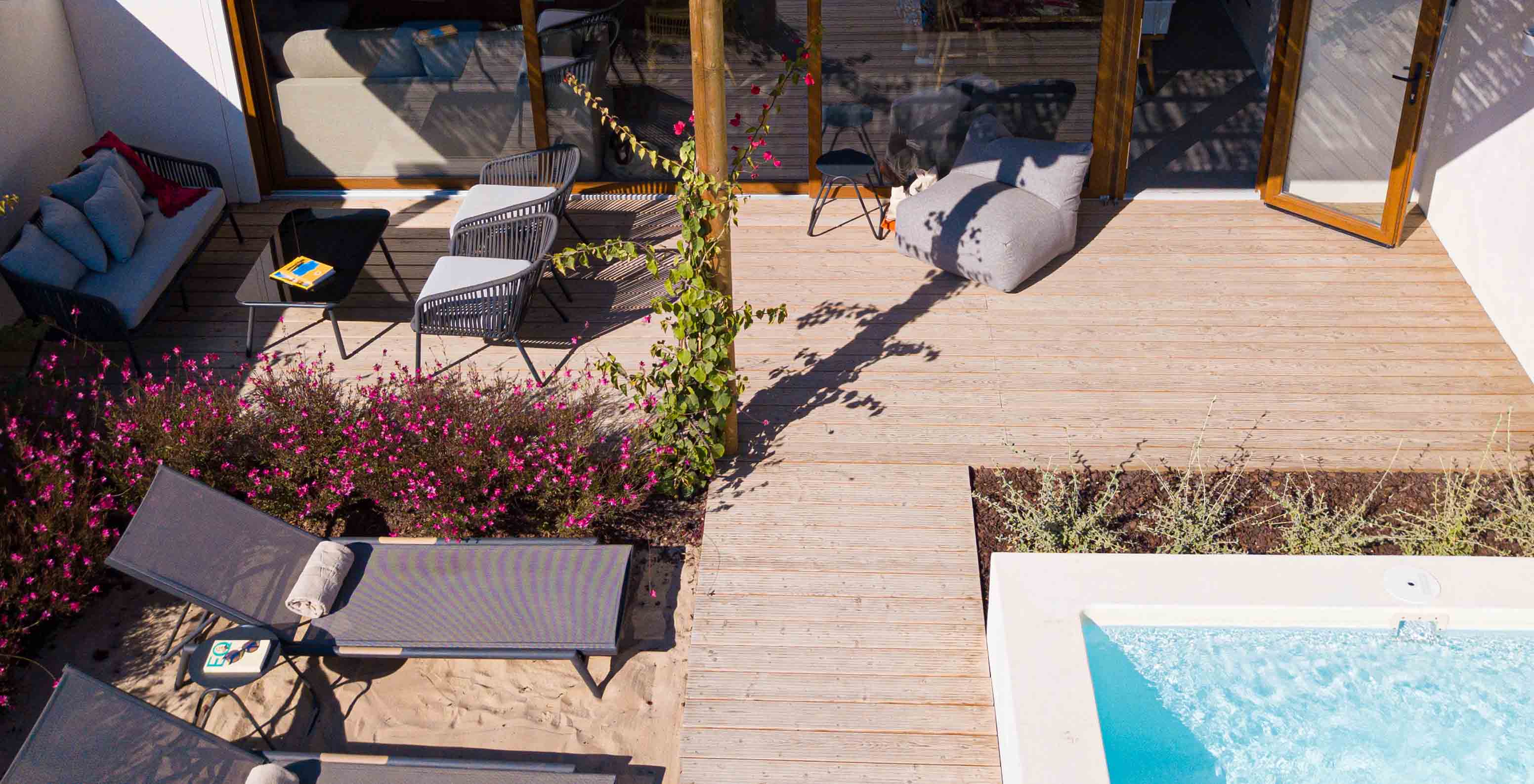 La Standard Villa du Pestana Comporta Village Residences dispose d'une terrasse avec piscine, chaises longues et plantes