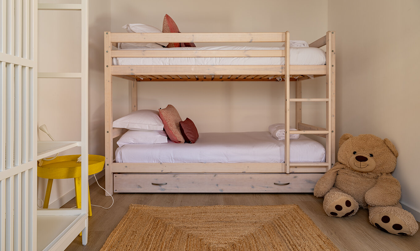 La Superior Green Villa du Pestana Comporta Village Residences dispose d'un lit superposé en bois et un ours en peluche