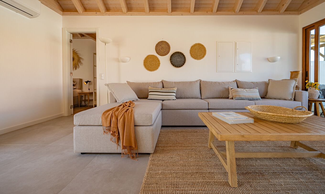 La Superior Green Villa du Pestana Comporta Village Residences dispose d'un salon avec canapé gris et table