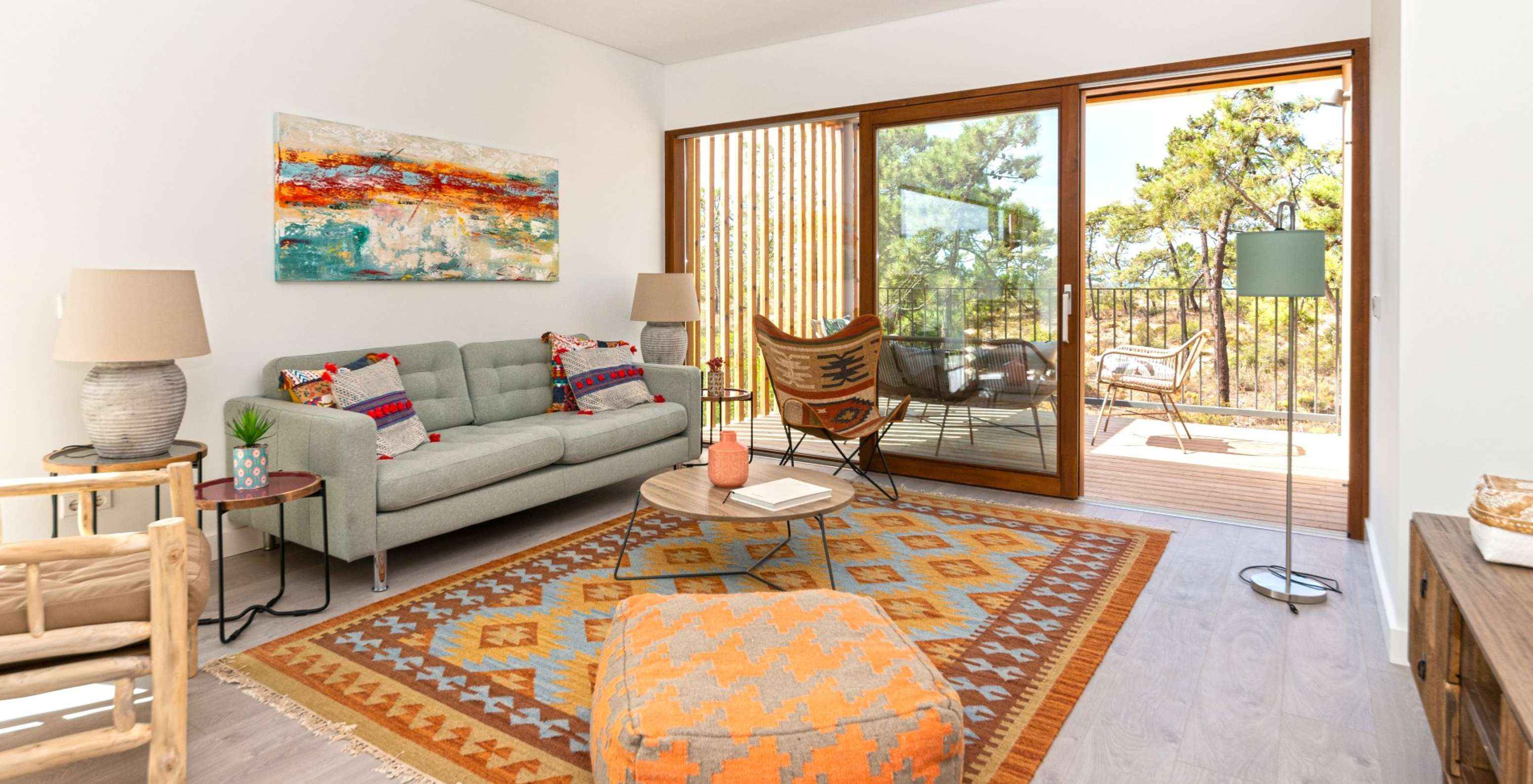 L'appartement Eco Village supérieur 1er étage Vues Premium du Pestana Tróia Eco Resort a une salle et un canapé à la terrasse